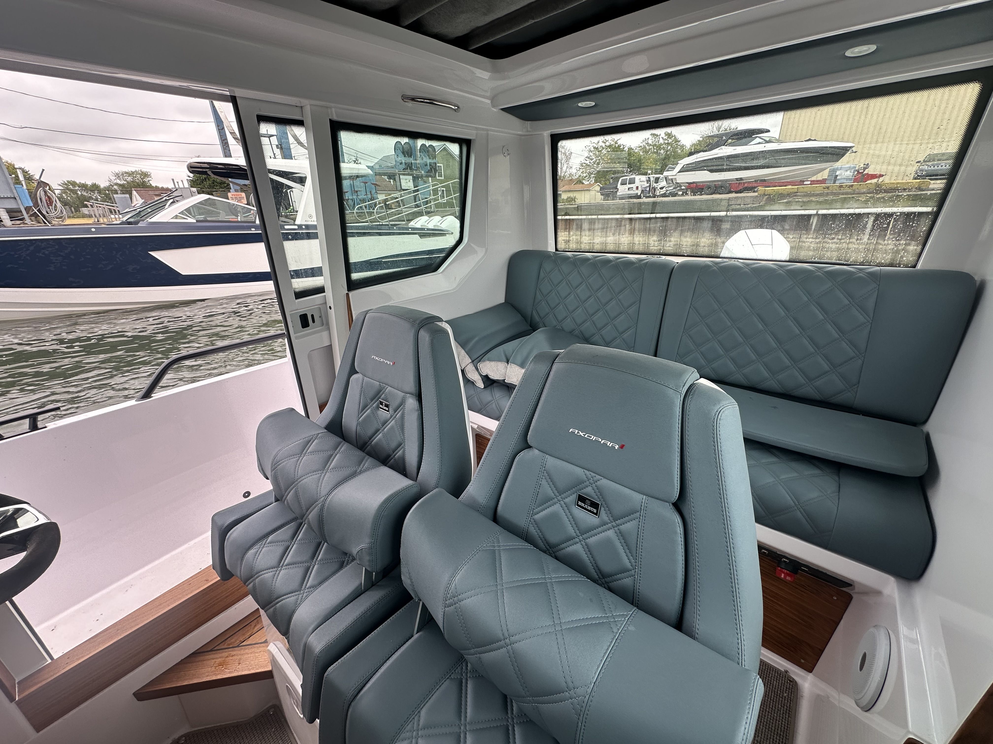 Slide: The Image of Axopar 28CABIN 2023 - 13