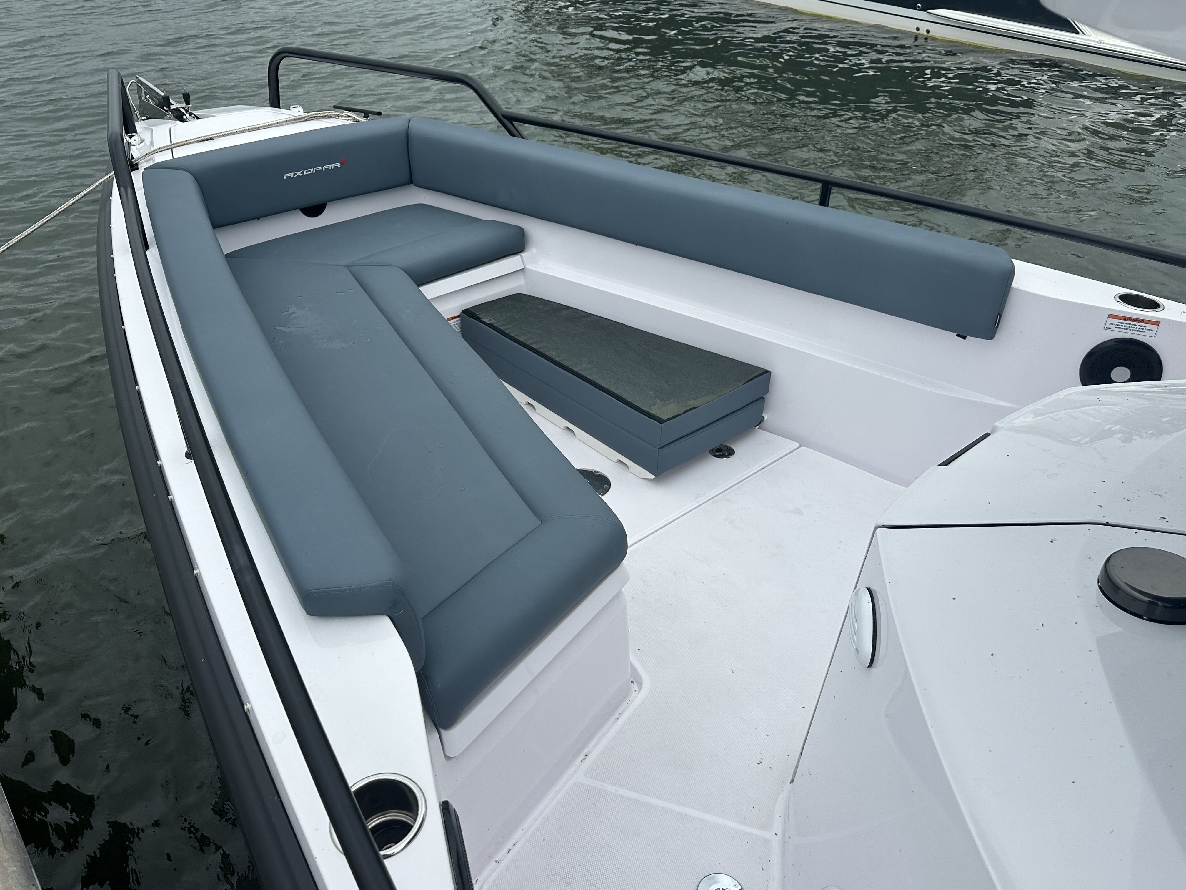 Slide: The Image of Axopar 28CABIN 2023 - 14
