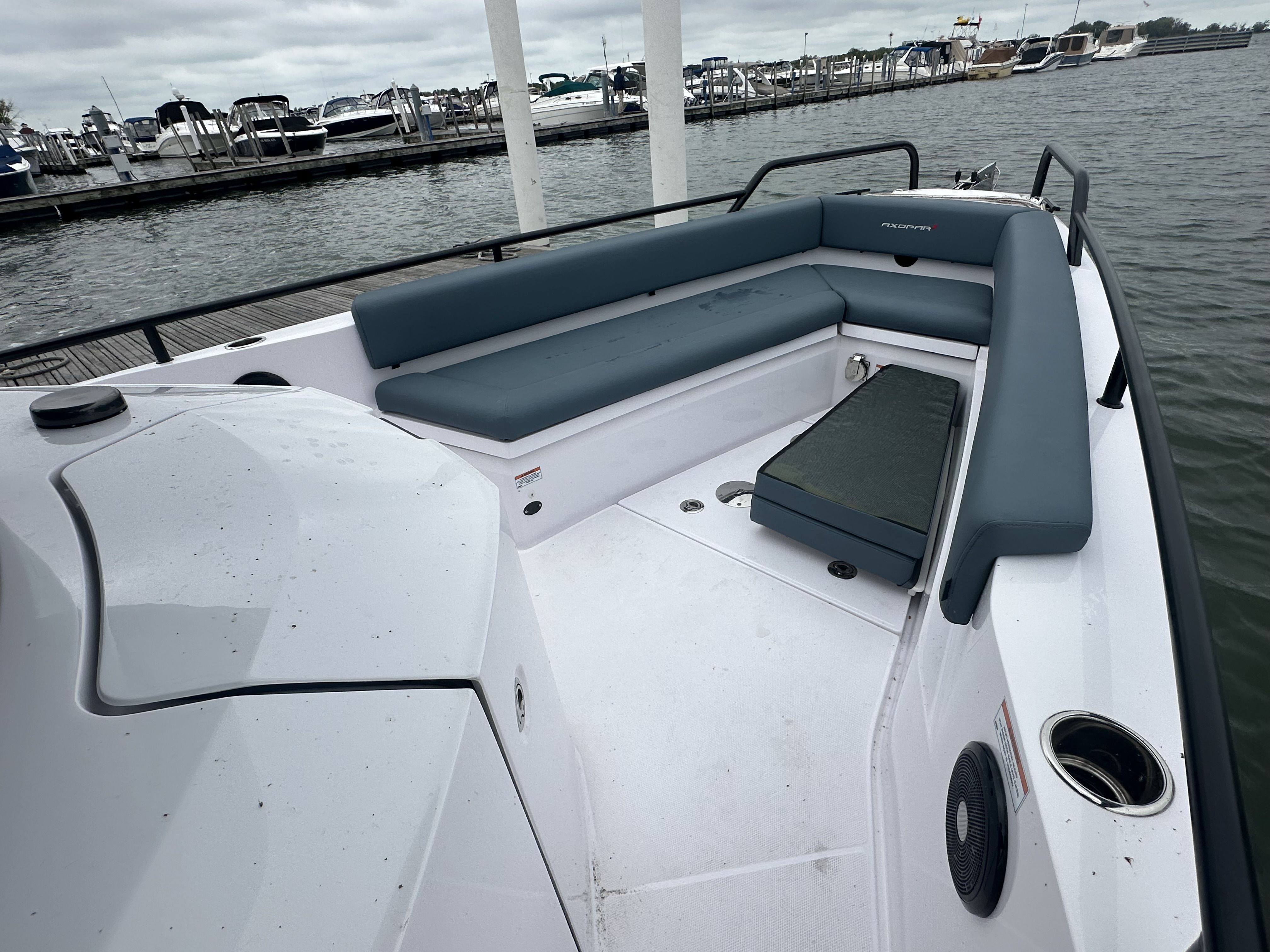 Slide: The Image of Axopar 28CABIN 2023 - 15