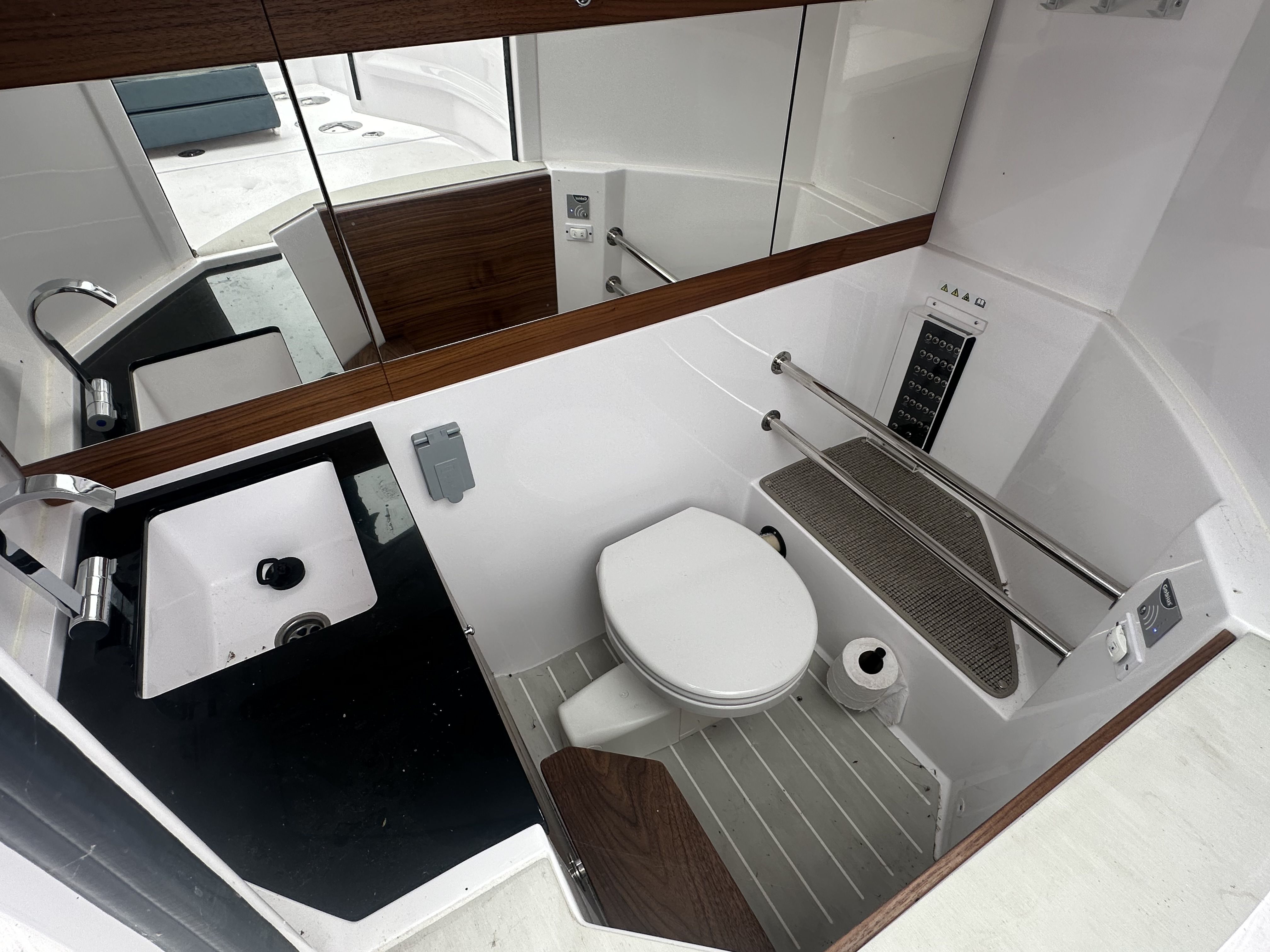 Slide: The Image of Axopar 28CABIN 2023 - 16