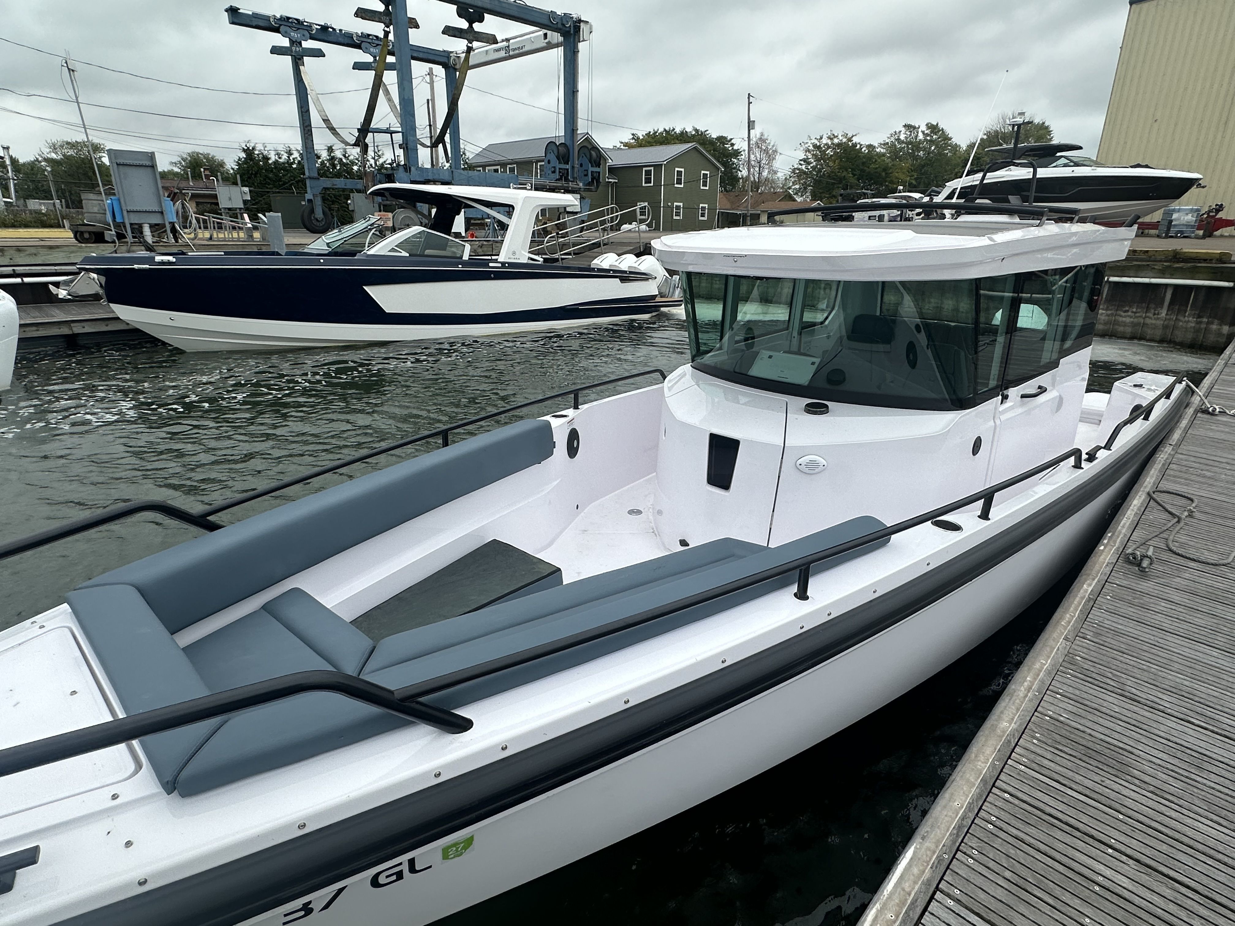 Slide: The Image of Axopar 28CABIN 2023 - 2