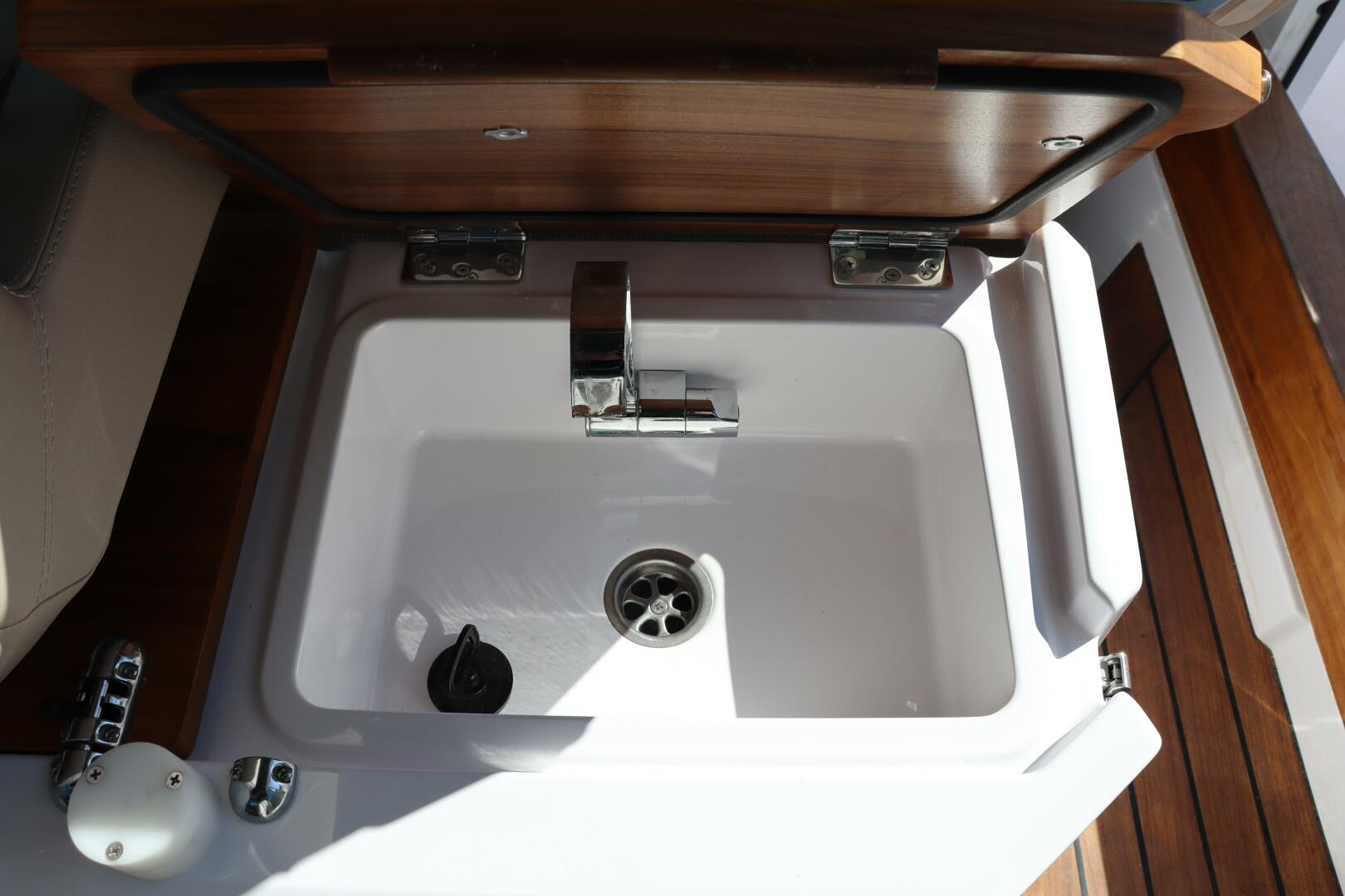 Slide: The Image of Axopar 28 CABIN 2023 - 4777950