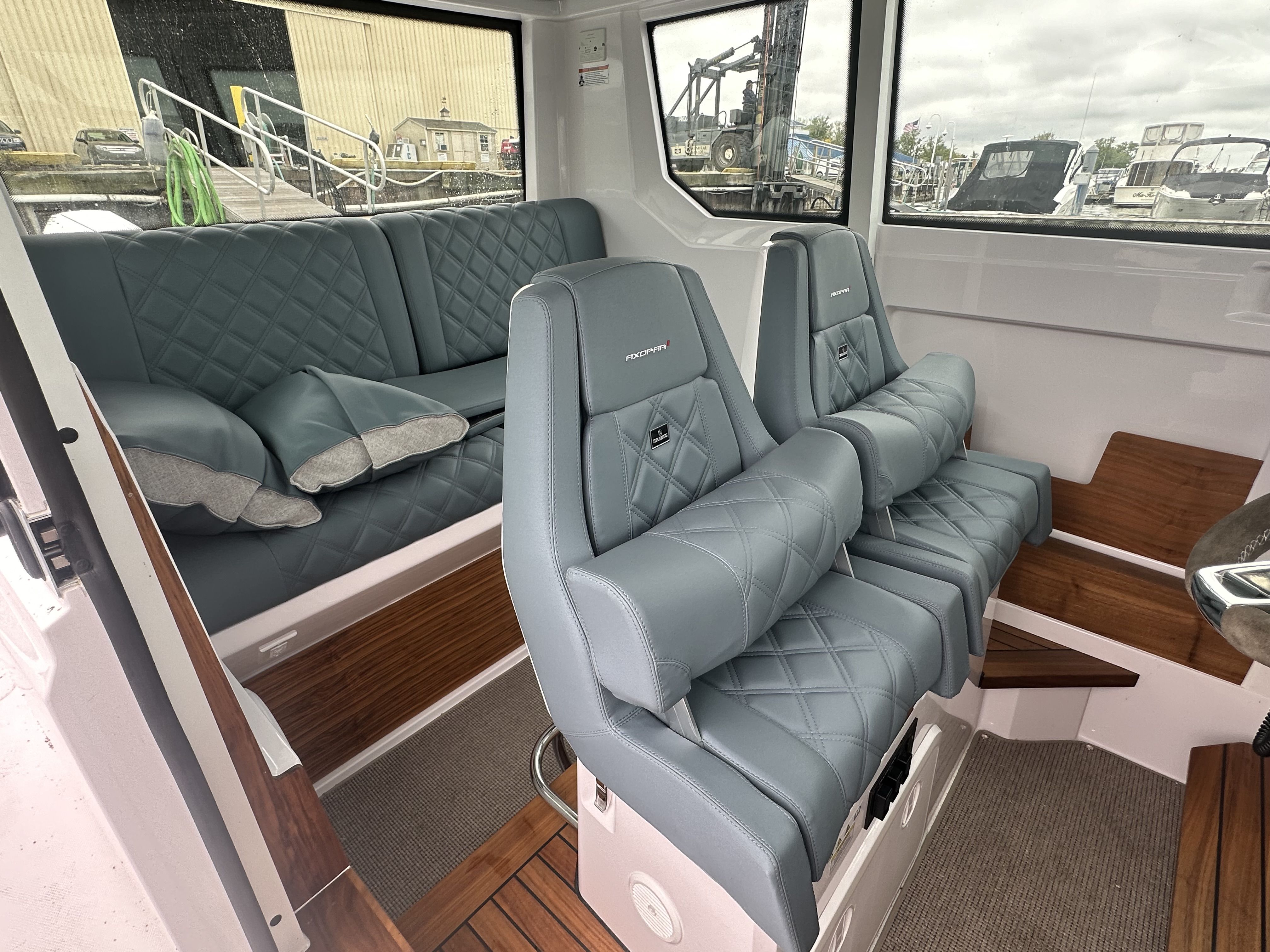 Slide: The Image of Axopar 28CABIN 2023 - 8