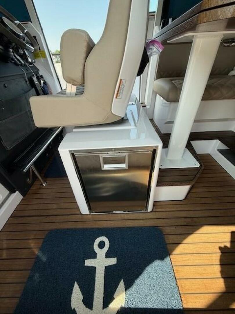 Slide: The Image of Axopar 37 Cross Cabin 2023 - 5532414