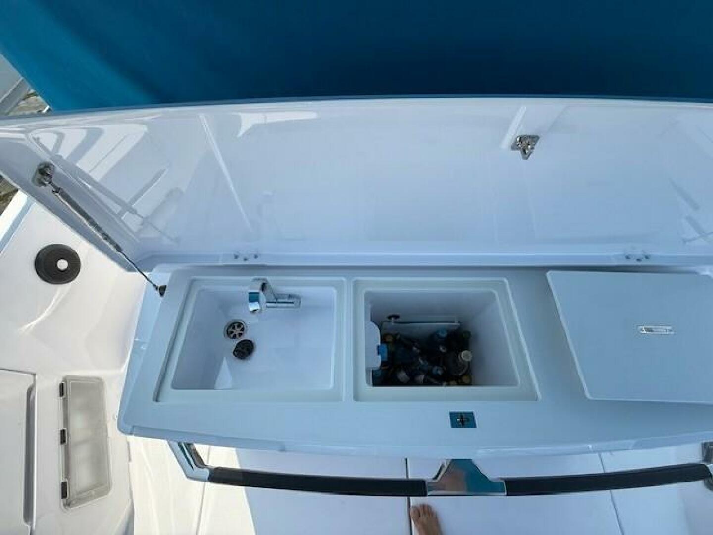 Slide: The Image of Axopar 37 Cross Cabin 2023 - 5532390