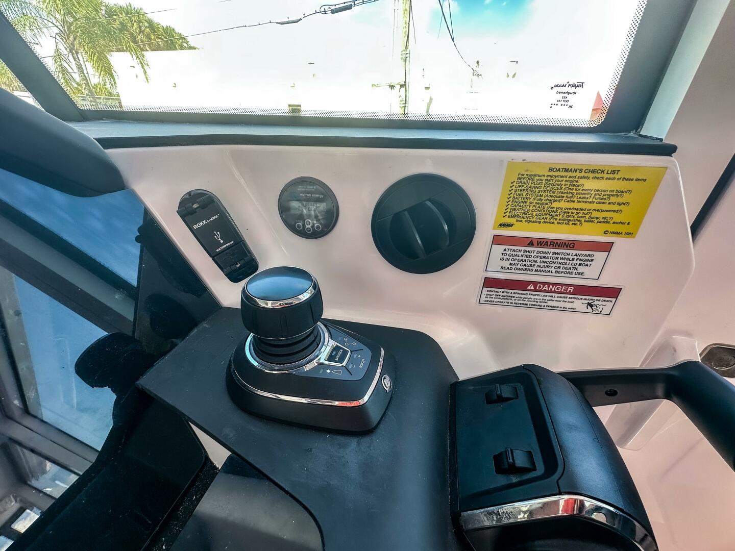 Slide: The Image of Axopar 37 XC CROSS CABIN 2024 - 5390001