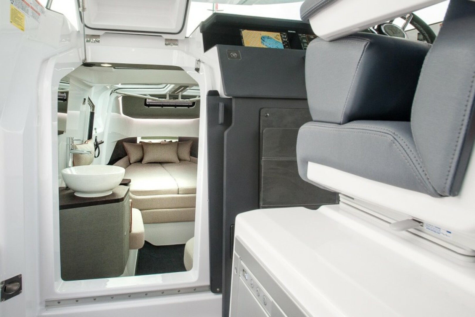 Slide: The Image of Axopar 37 XC CROSS CABIN 2026 - 5364518