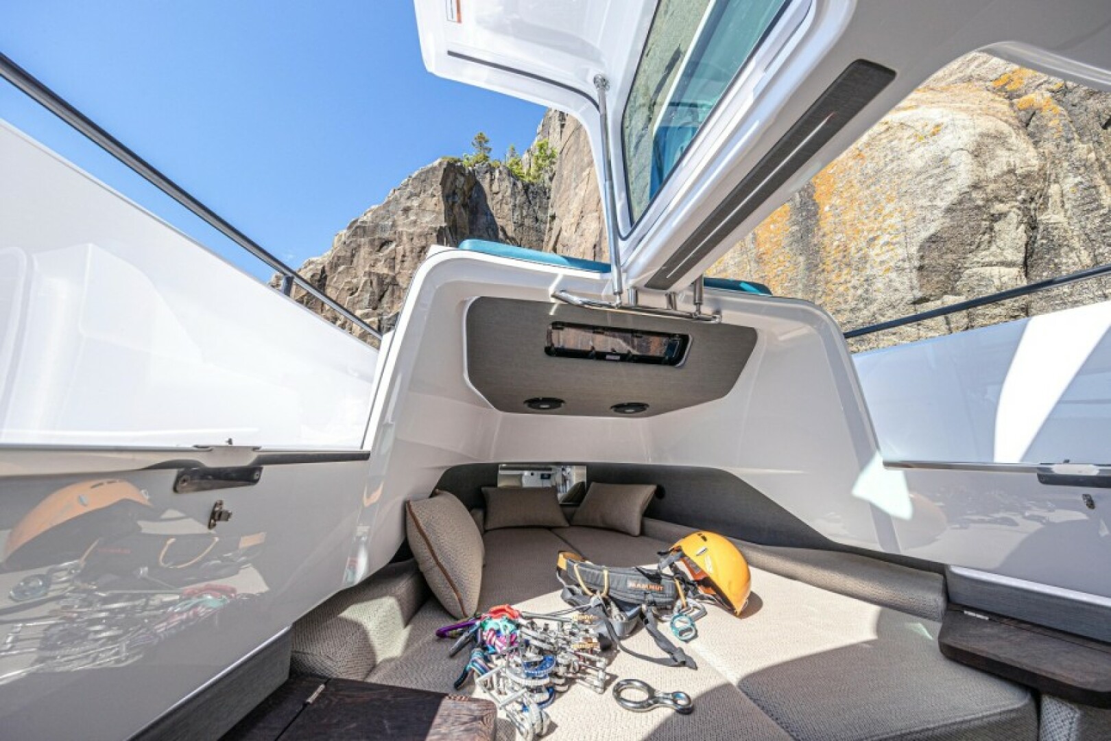 Slide: The Image of Axopar 37 XC CROSS CABIN 2026 - 5364523