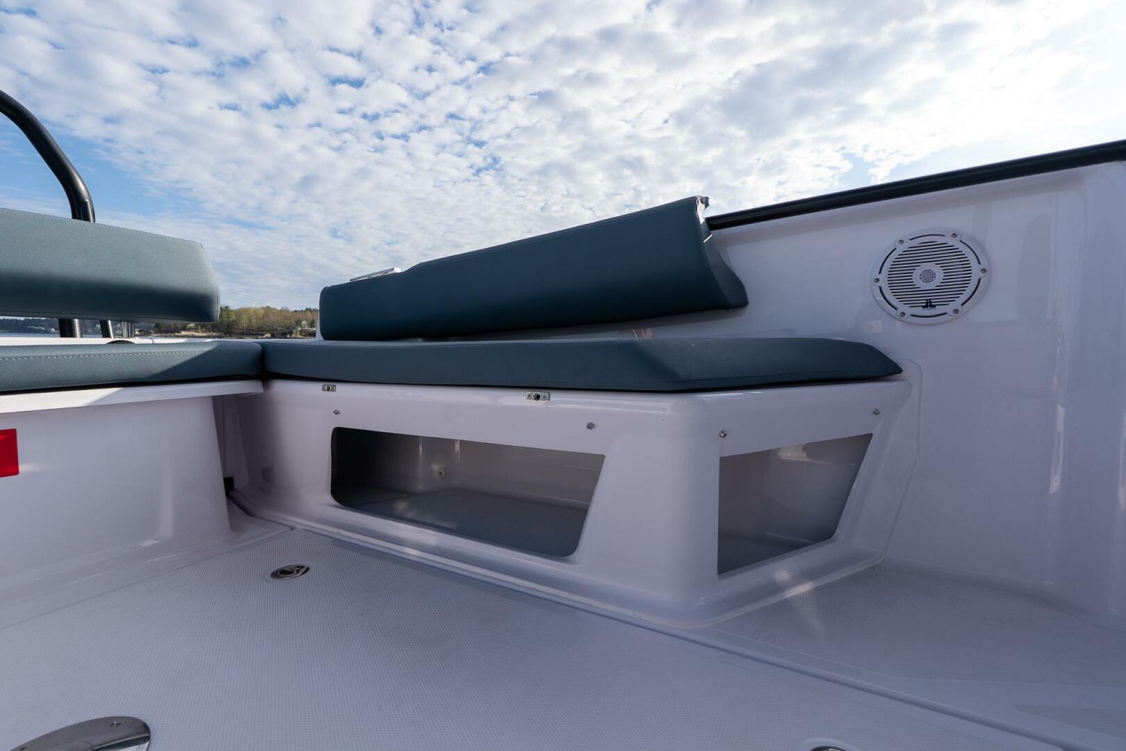 Slide: The Image of Axopar Cross Top 2025 - 5294067