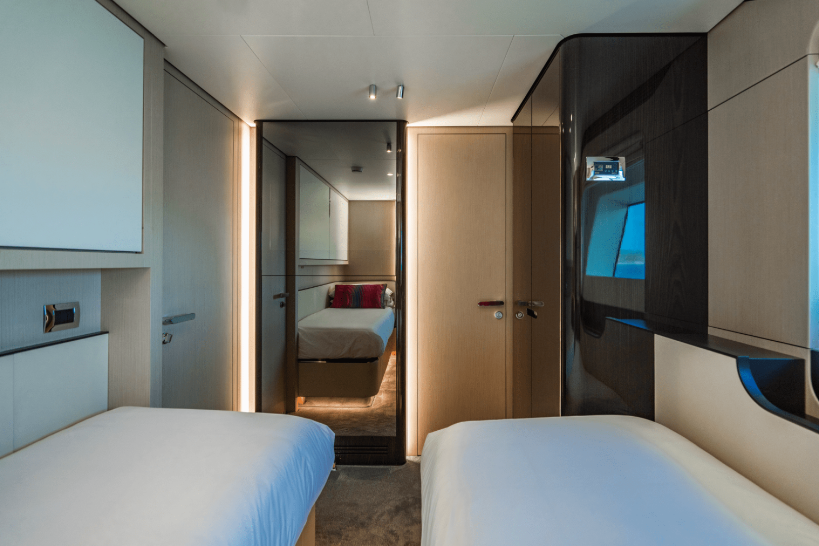 Slide: The Image of Azimut 32 METRI 2023 - 5095410