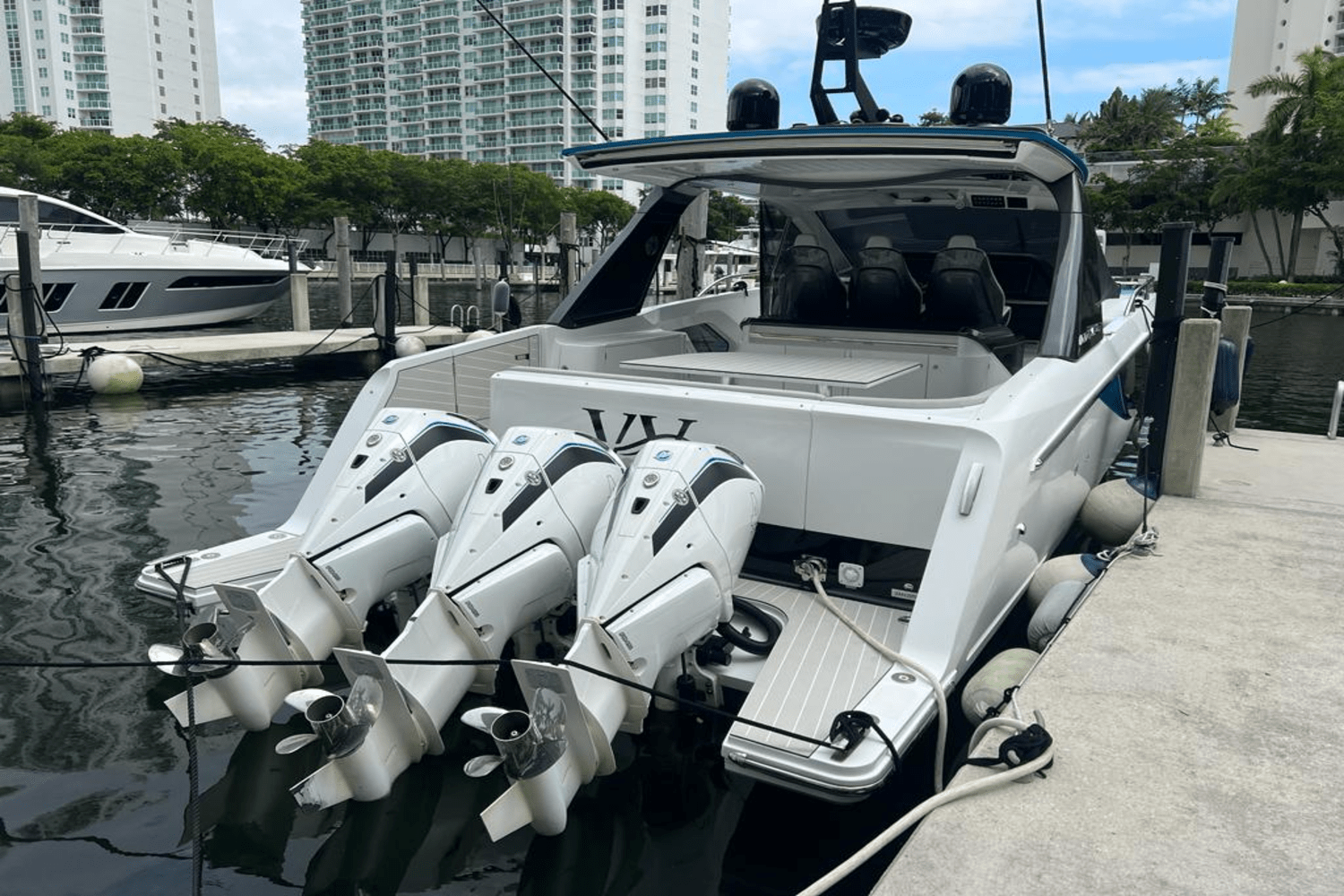 Slide: The Image of Azimut 42 VERVE 2022 - 10