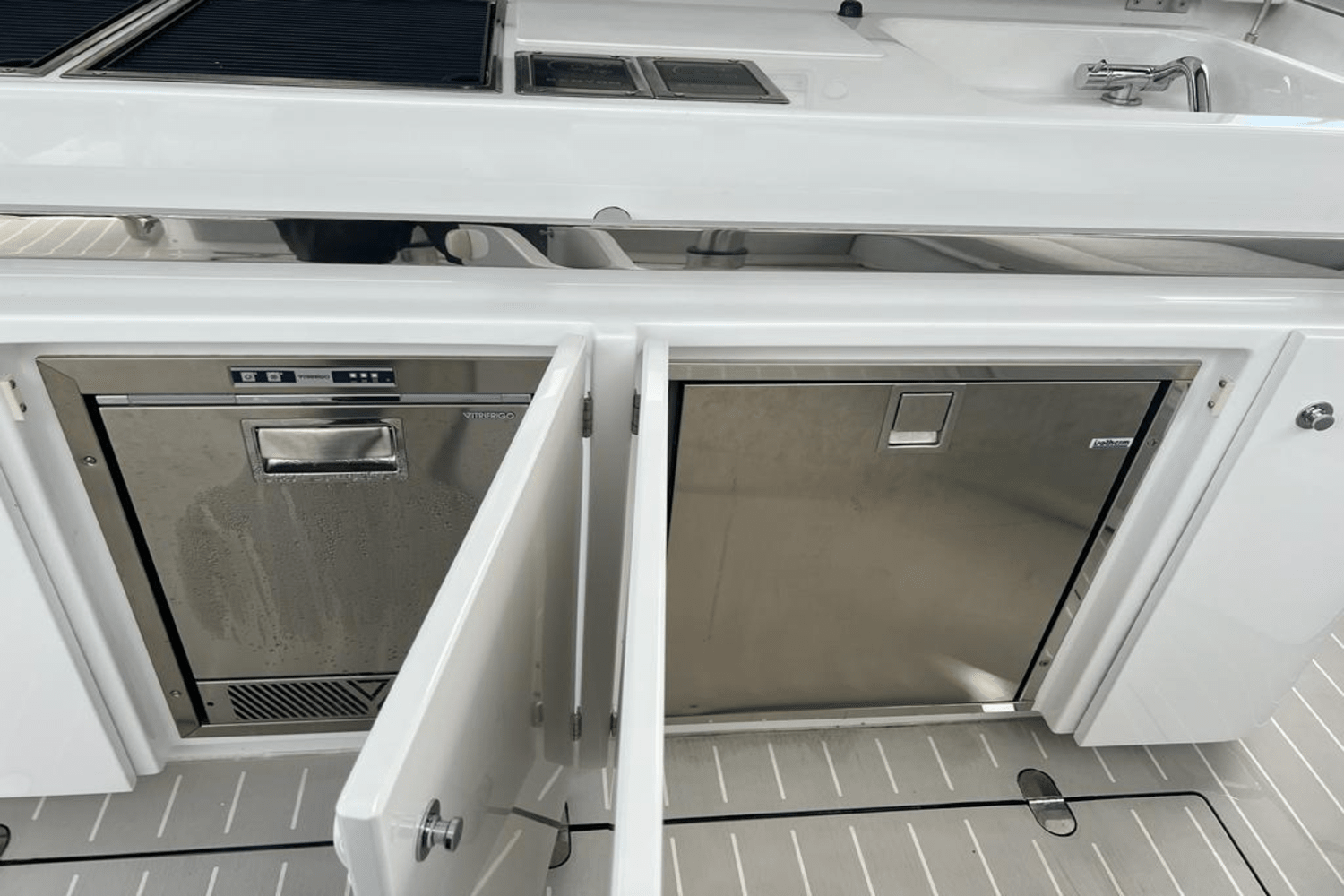 Slide: The Image of Azimut 42 VERVE 2022 - 25