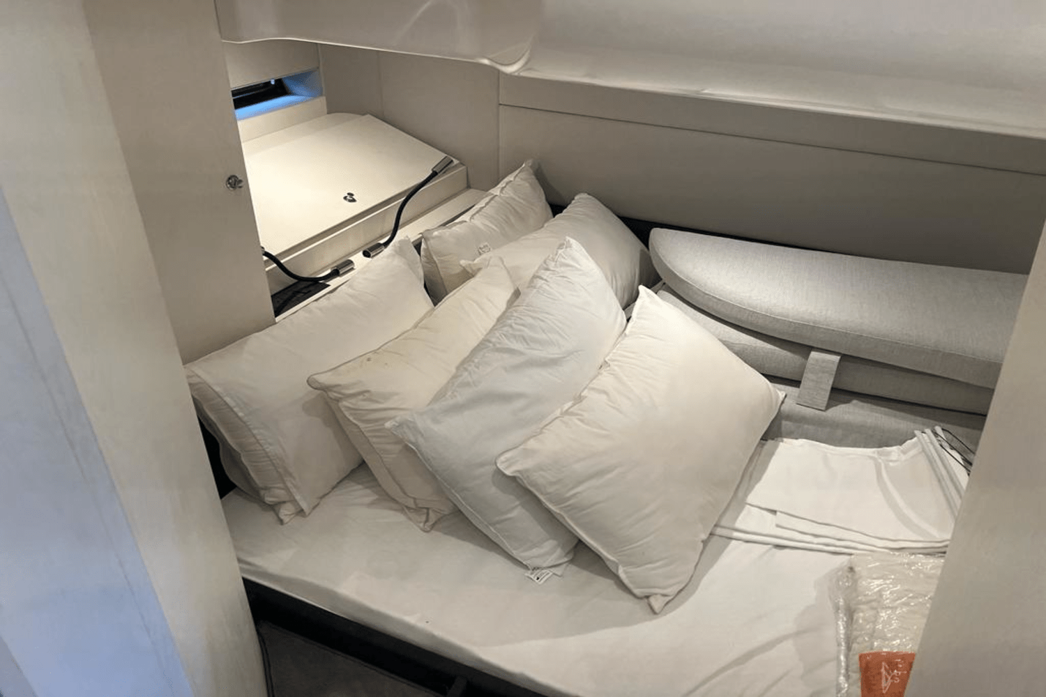 Slide: The Image of Azimut 42 VERVE 2022 - 35