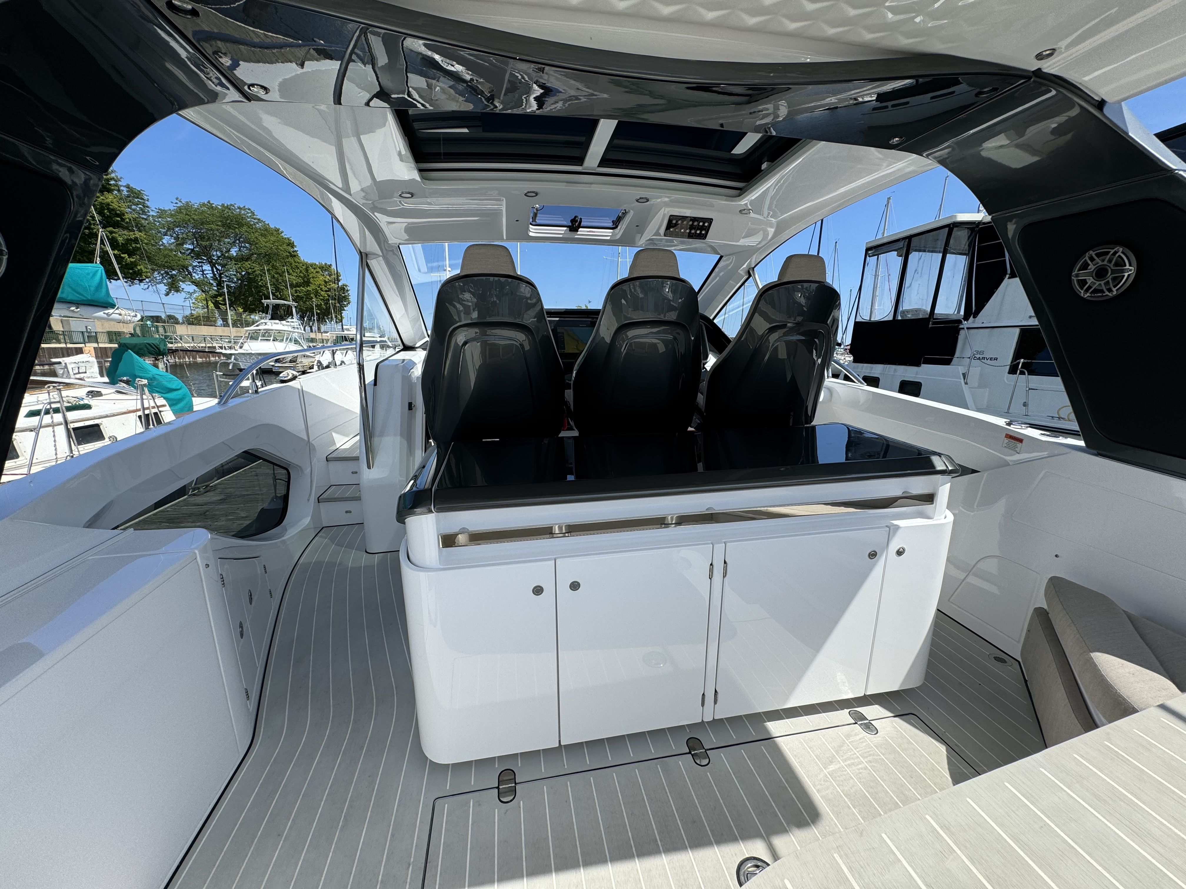 Slide: The Image of Azimut 42 VERVE 2024 - 13