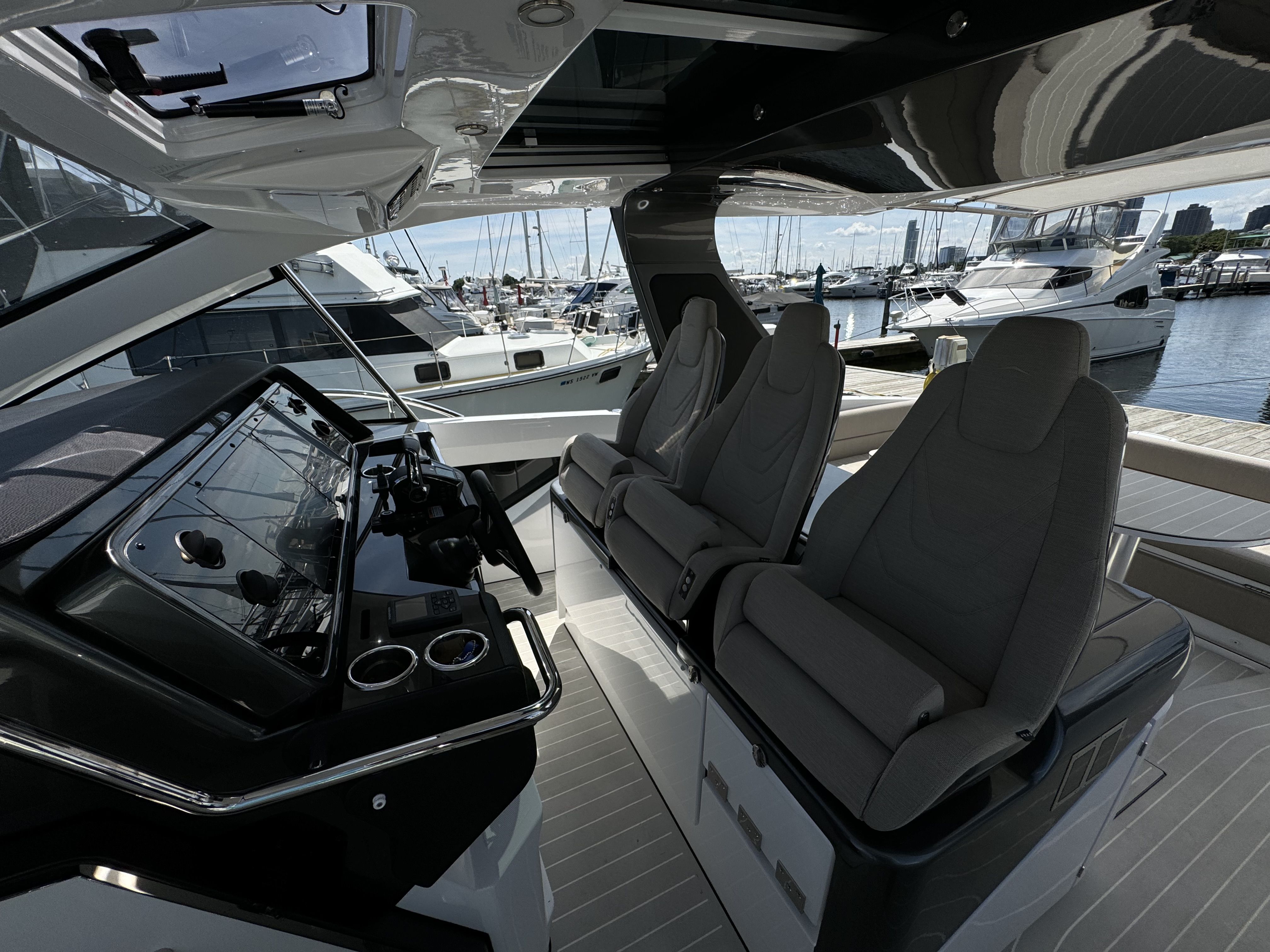 Slide: The Image of Azimut 42 VERVE 2024 - 17