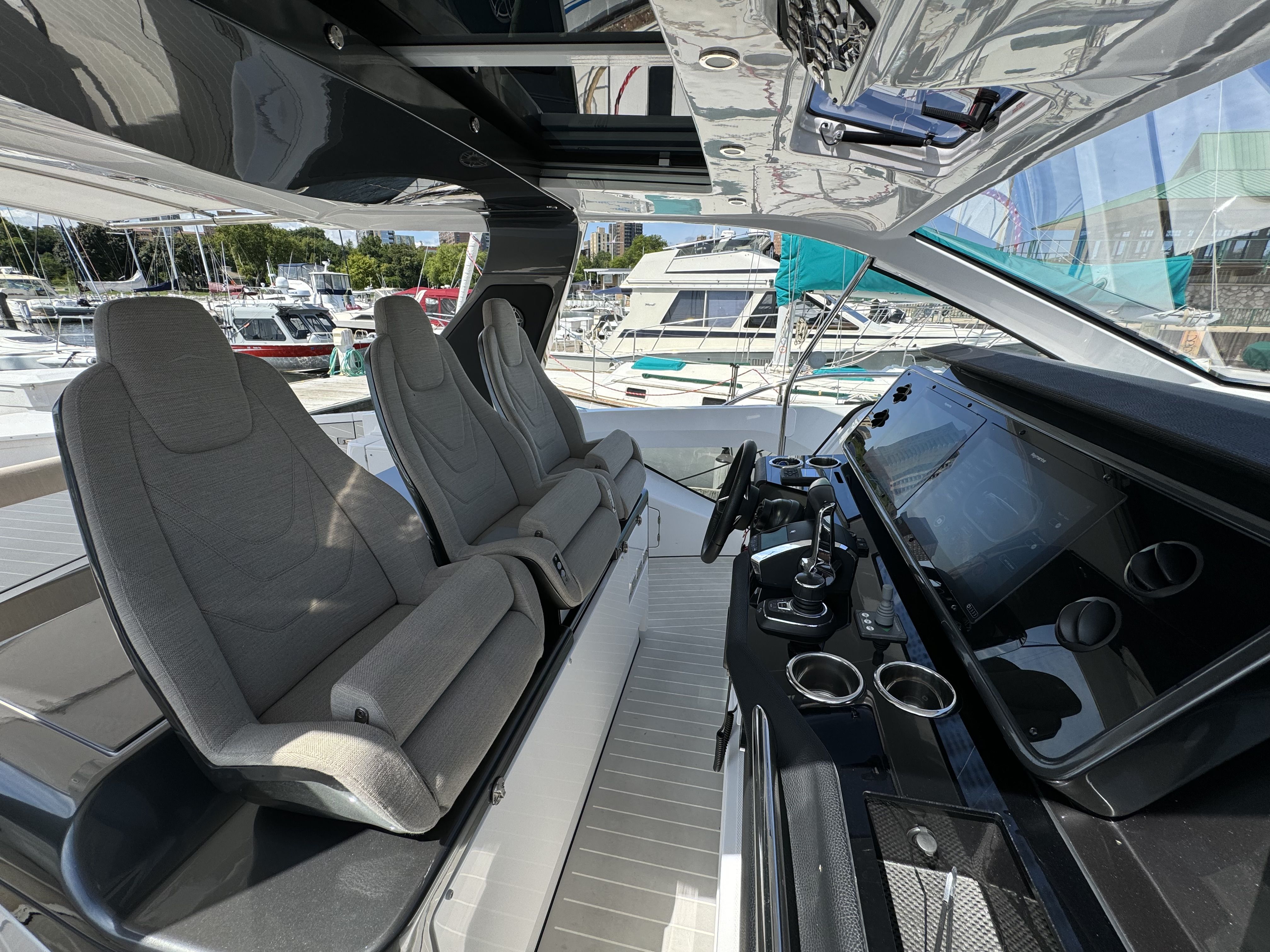 Slide: The Image of Azimut 42 VERVE 2024 - 18