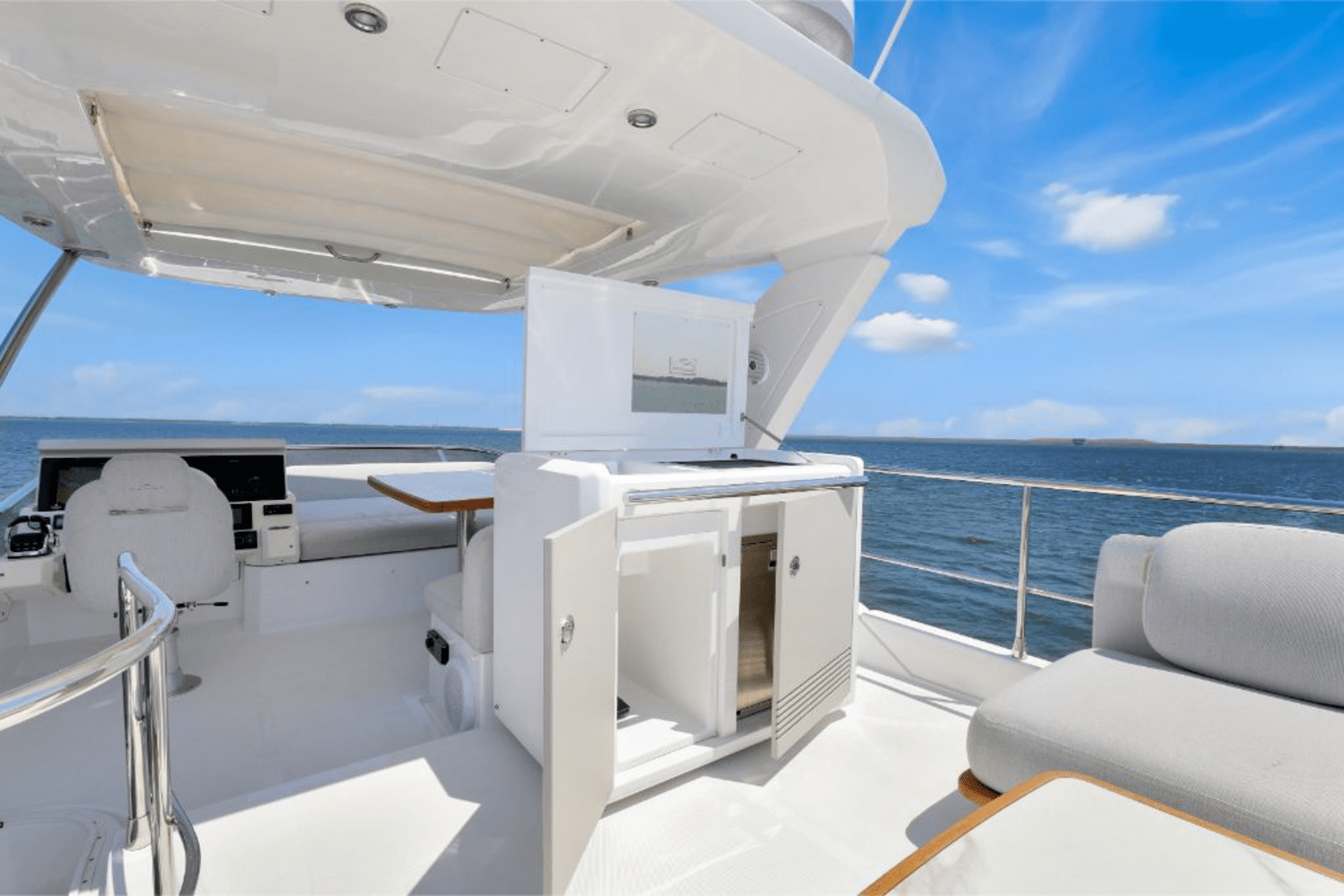 Slide: The Image of Azimut 50 FLY 2020 - 38