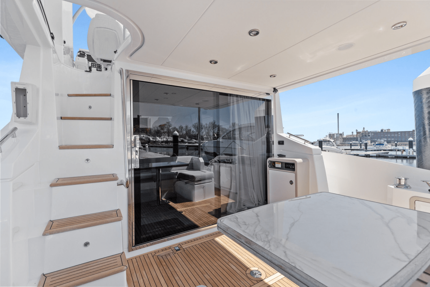 Slide: The Image of Azimut 50 FLYBRIDGE 2022 - 18