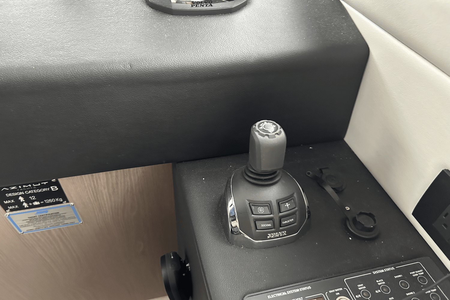 Slide: The Image of Azimut 50 FLYBRIDGE 2022 - 60