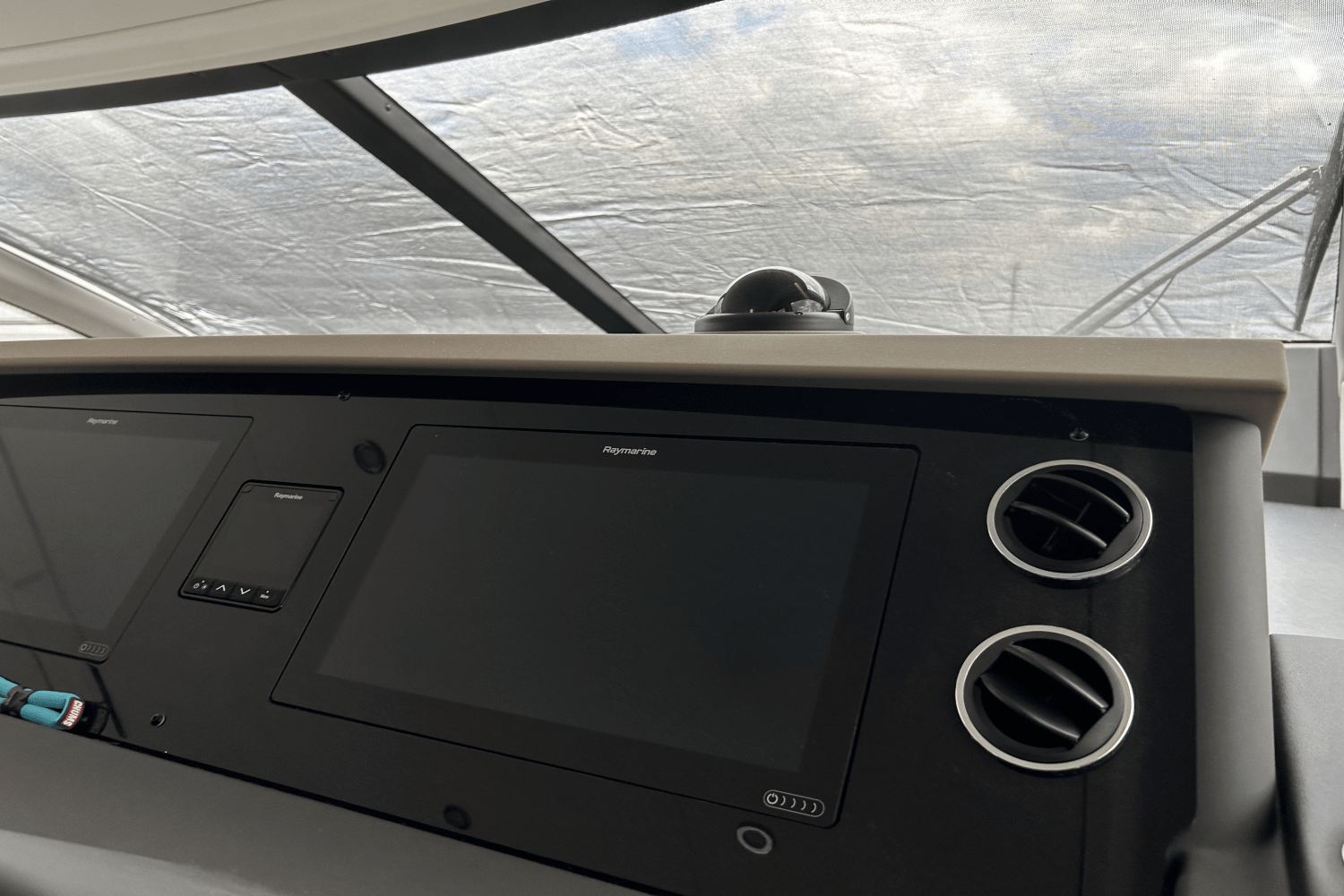 Slide: The Image of Azimut 50 FLYBRIDGE 2022 - 62