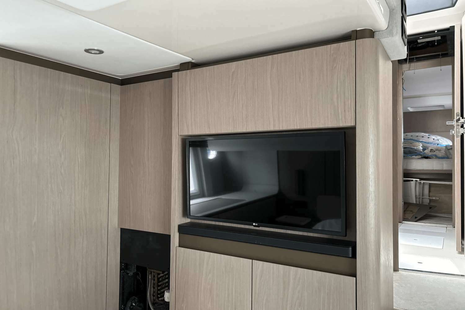Slide: The Image of Azimut 50 FLYBRIDGE 2022 - 70