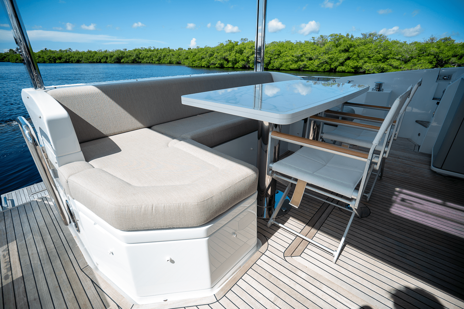 Slide: The Image of Azimut 60 FLY 2023 - 10