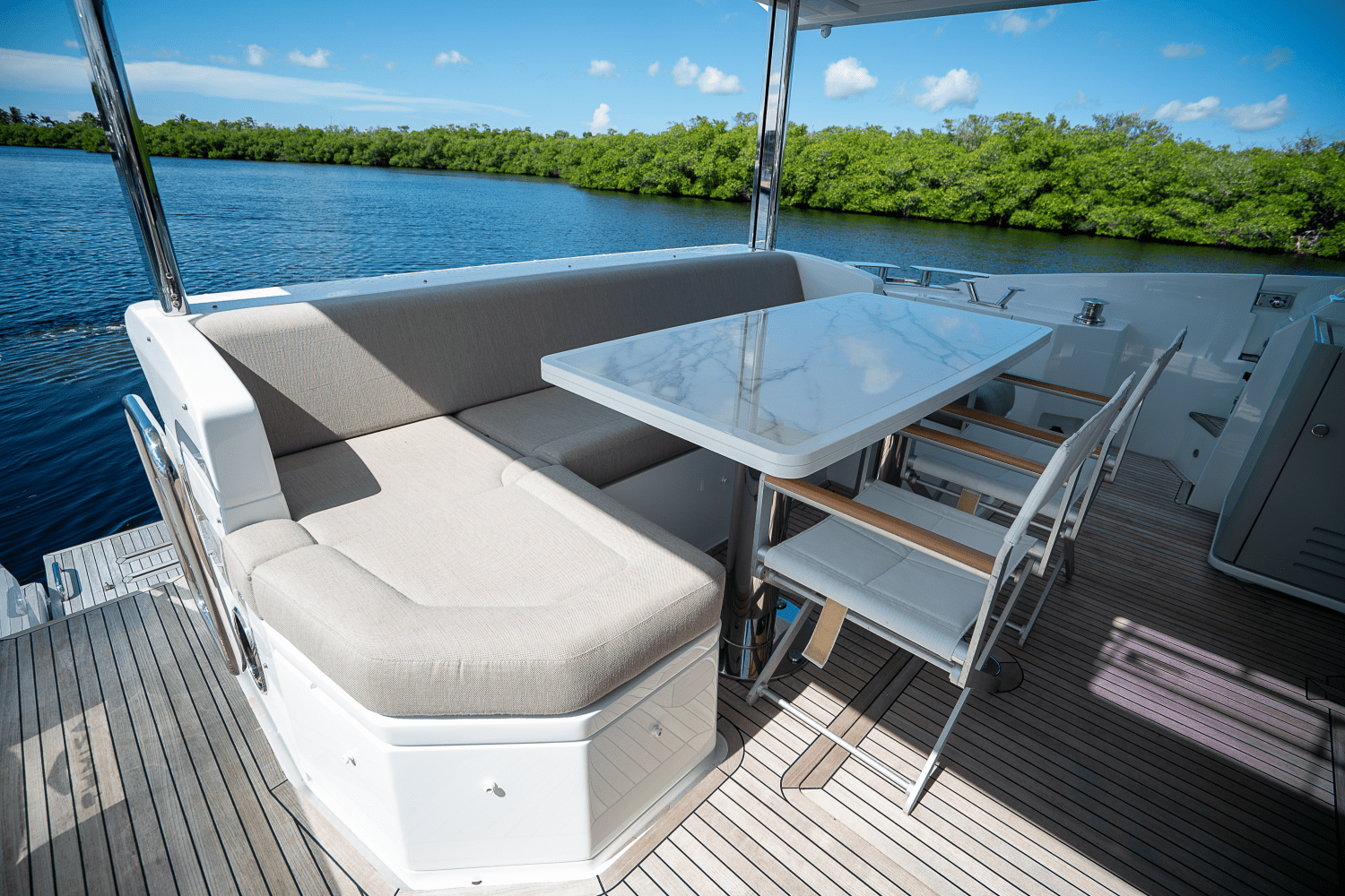 Slide: The Image of Azimut 60 FLY 2023 - 11