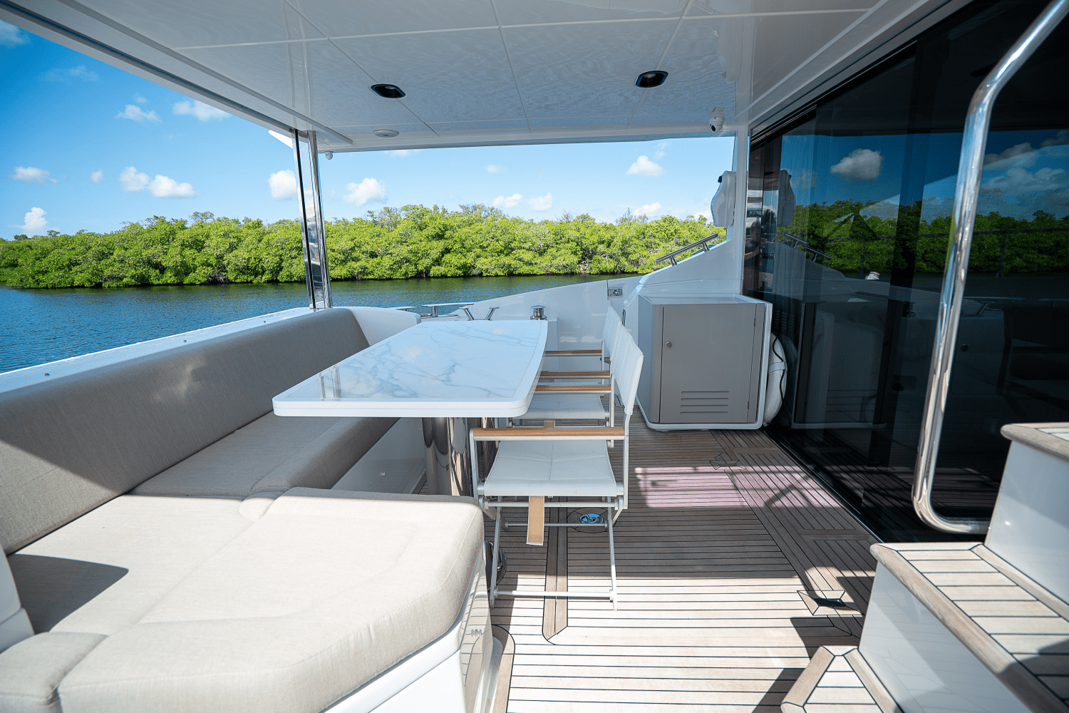 Slide: The Image of Azimut 60 FLY 2023 - 12