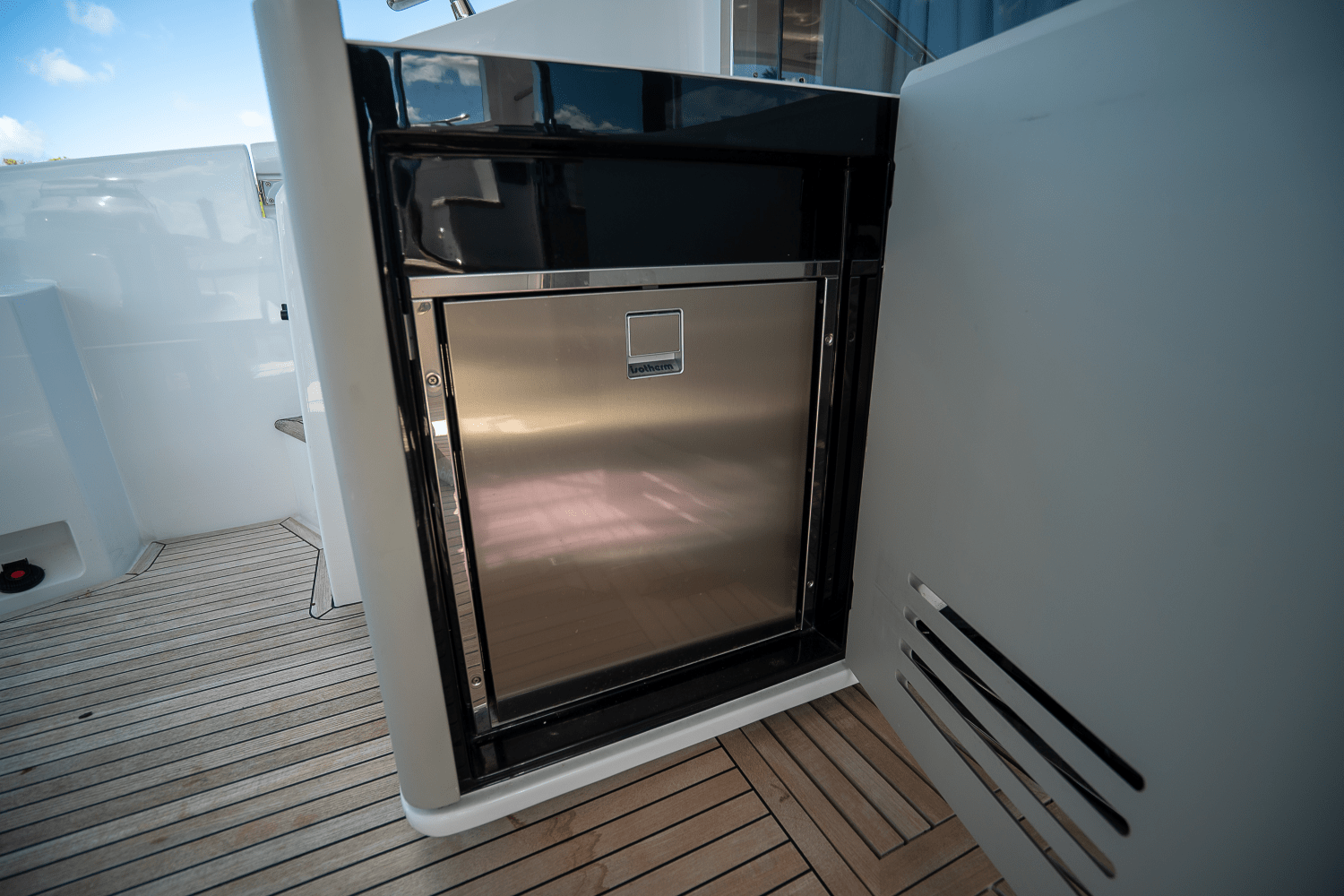 Slide: The Image of Azimut 60 FLY 2023 - 13