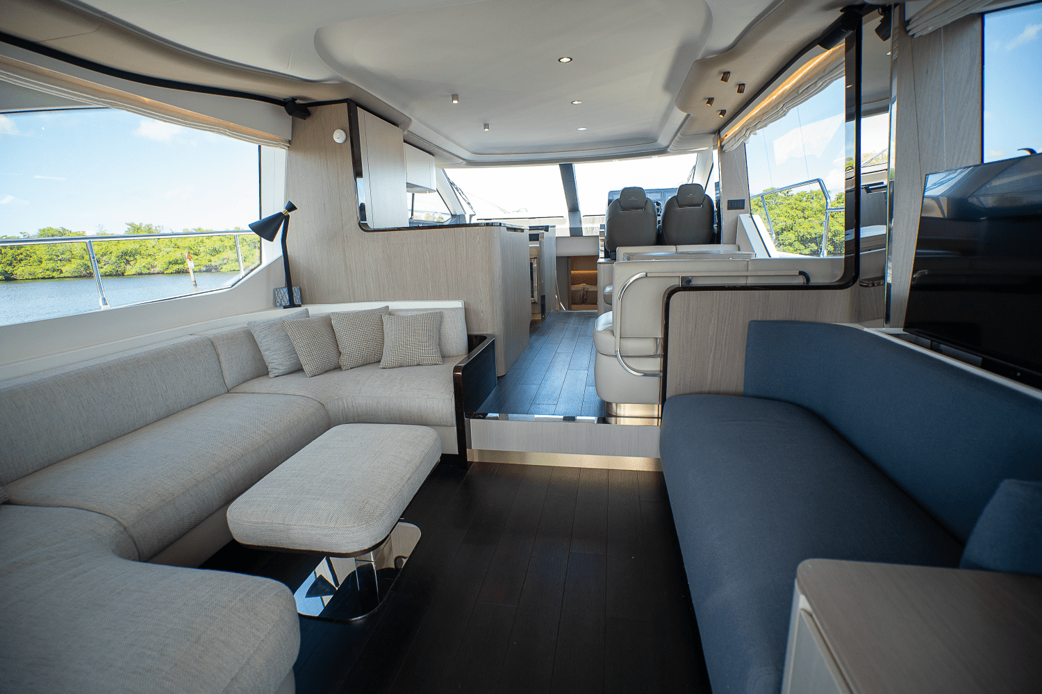 Slide: The Image of Azimut 60 FLY 2023 - 14