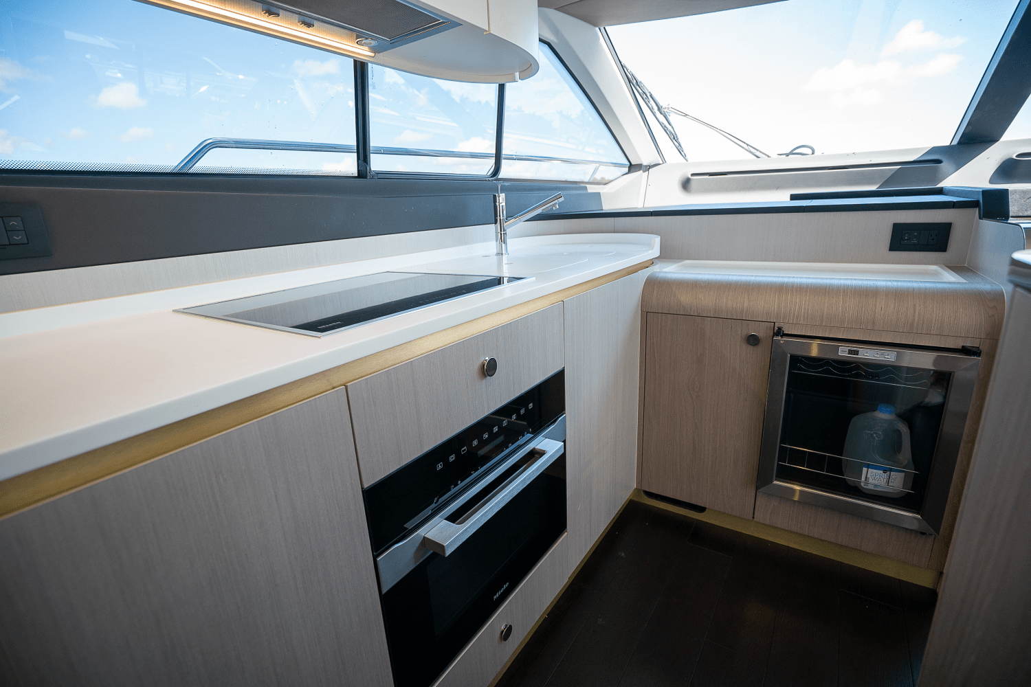 Slide: The Image of Azimut 60 FLY 2023 - 25