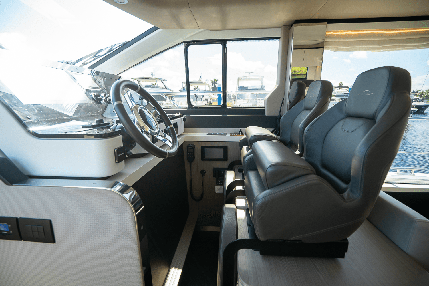 Slide: The Image of Azimut 60 FLY 2023 - 29