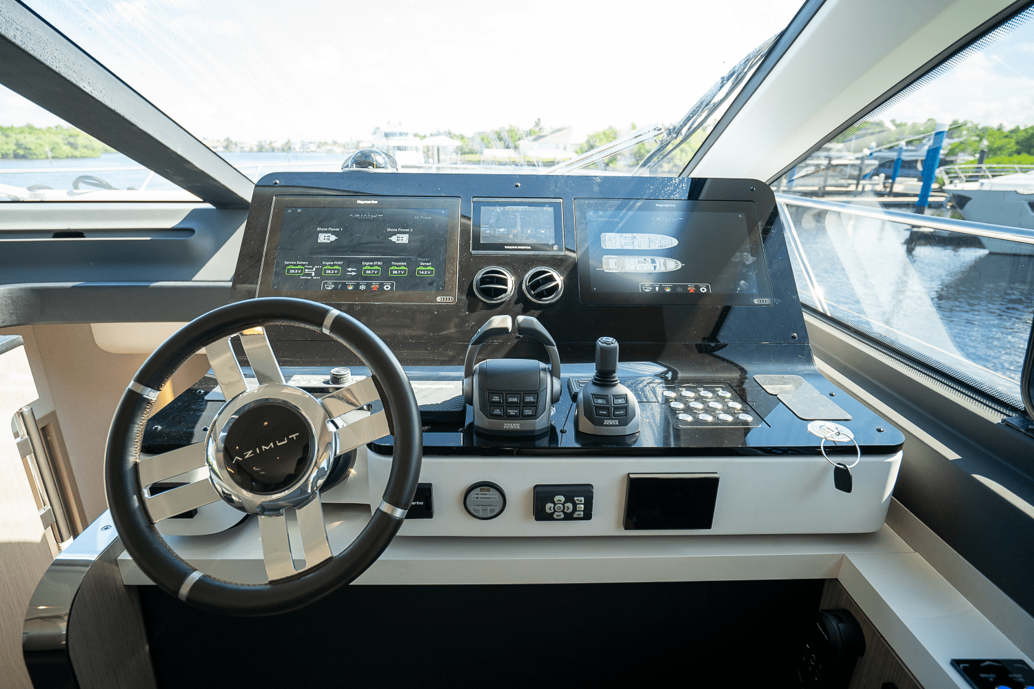 Slide: The Image of Azimut 60 FLY 2023 - 33