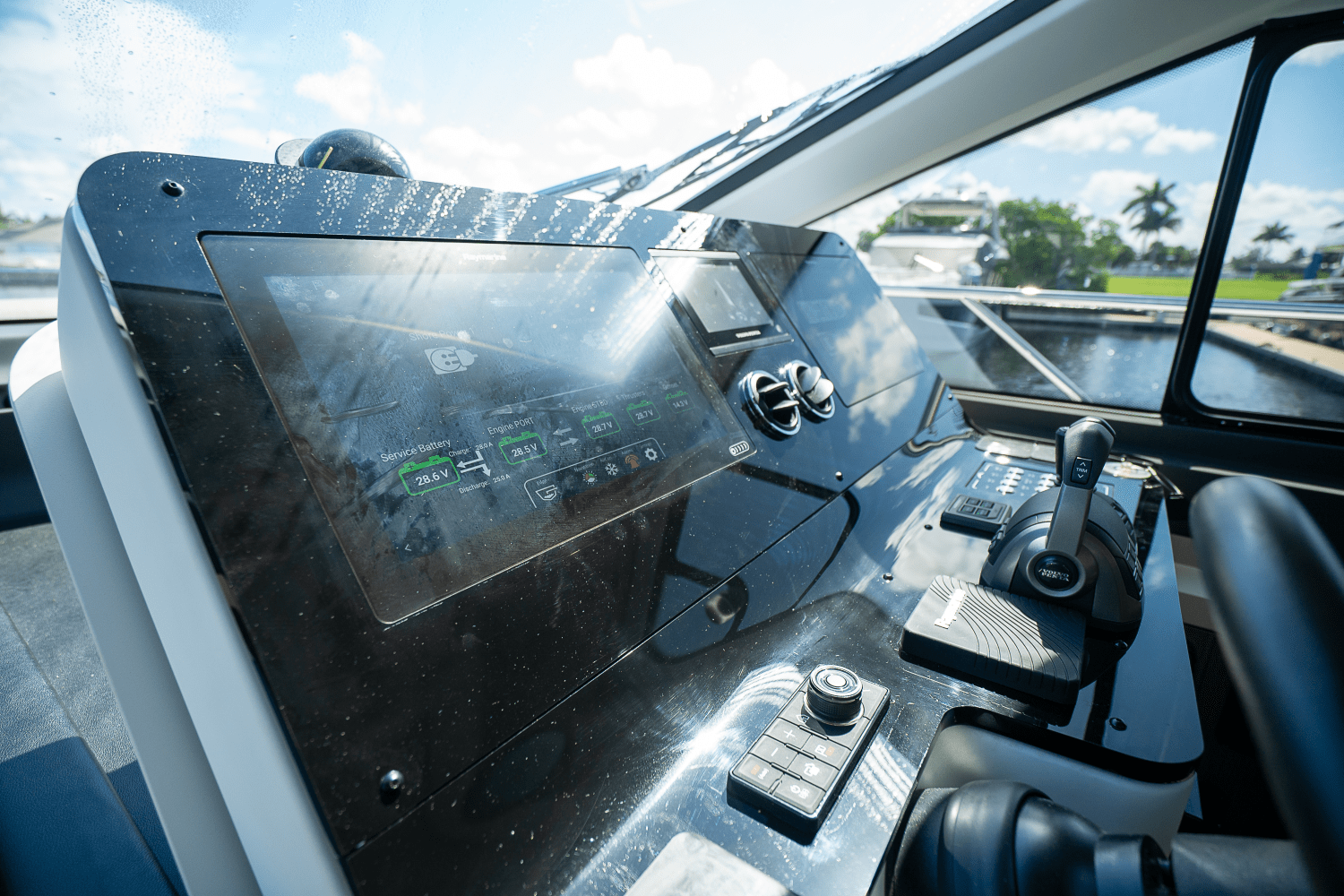 Slide: The Image of Azimut 60 FLY 2023 - 35