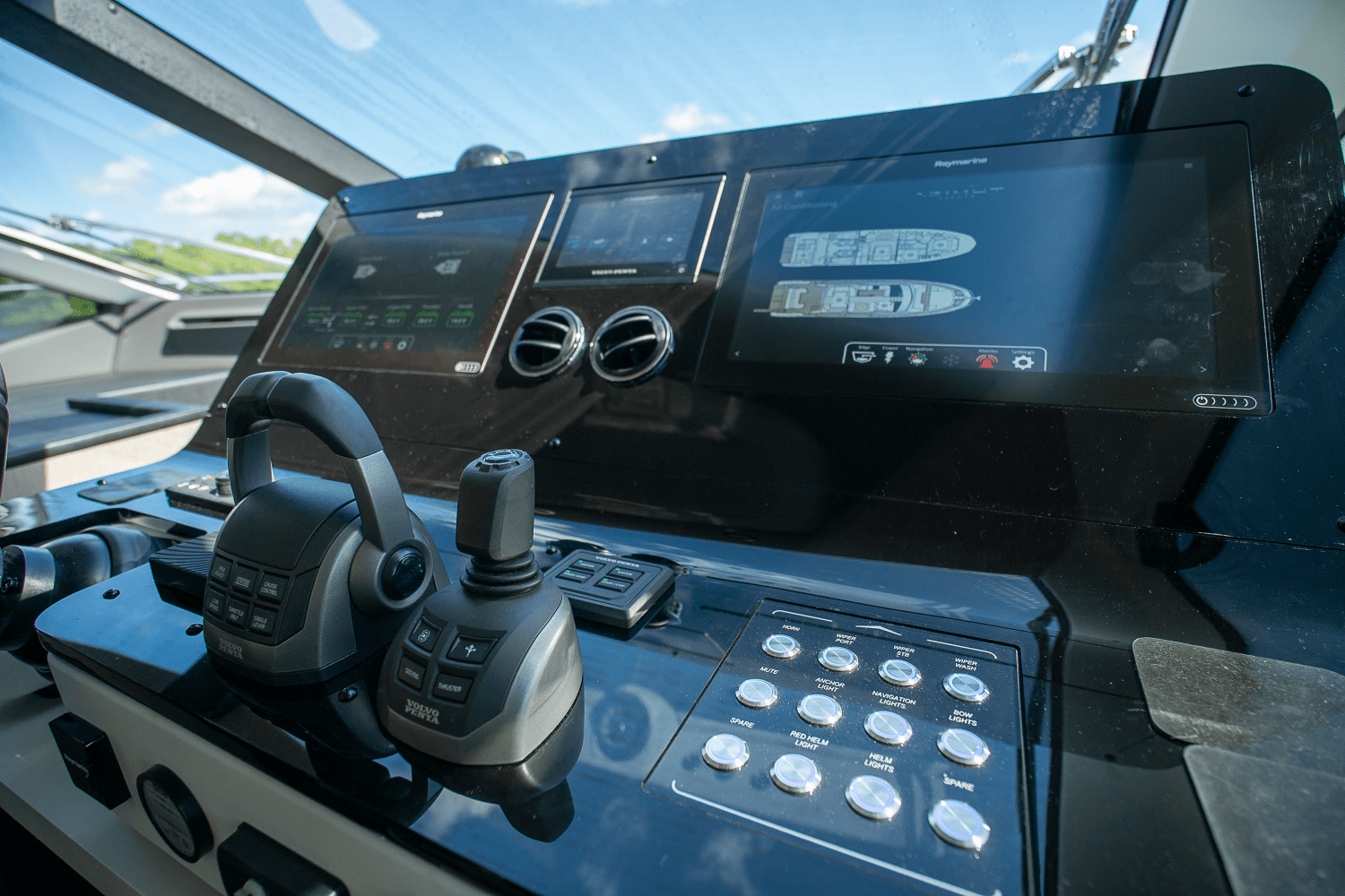 Slide: The Image of Azimut 60 FLY 2023 - 36