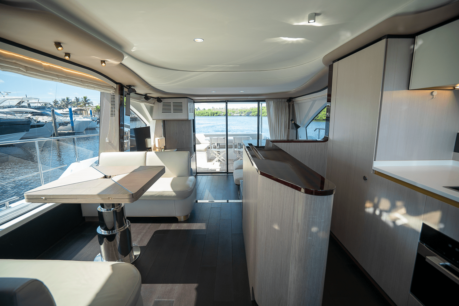 Slide: The Image of Azimut 60 FLY 2023 - 38