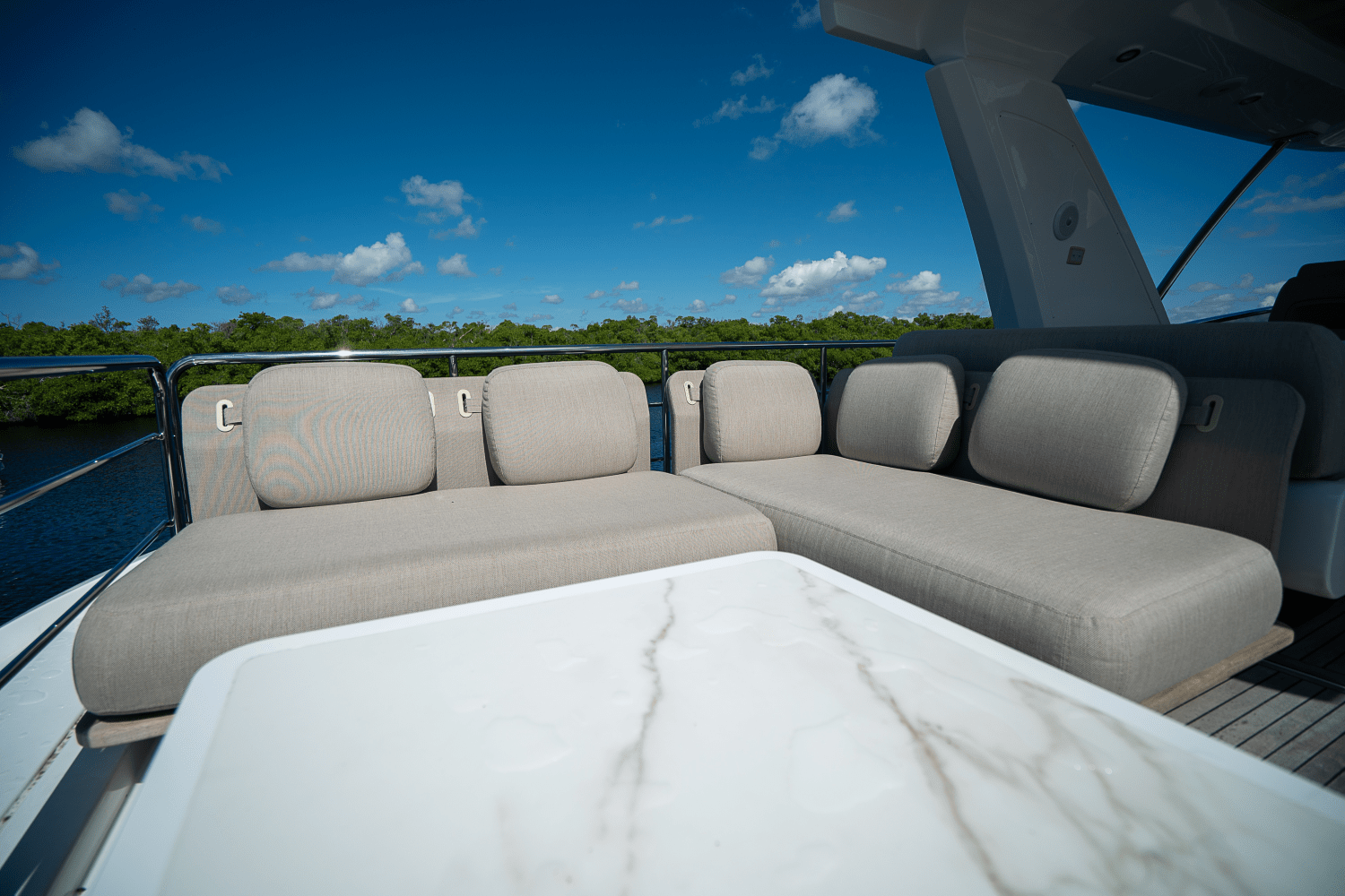 Slide: The Image of Azimut 60 FLY 2023 - 43