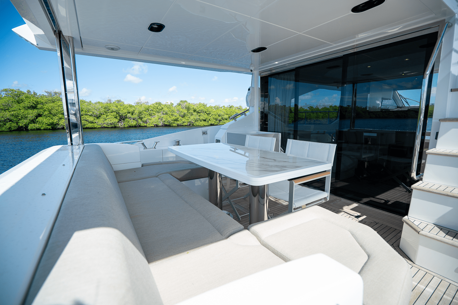Slide: The Image of Azimut 60 FLY 2023 - 5