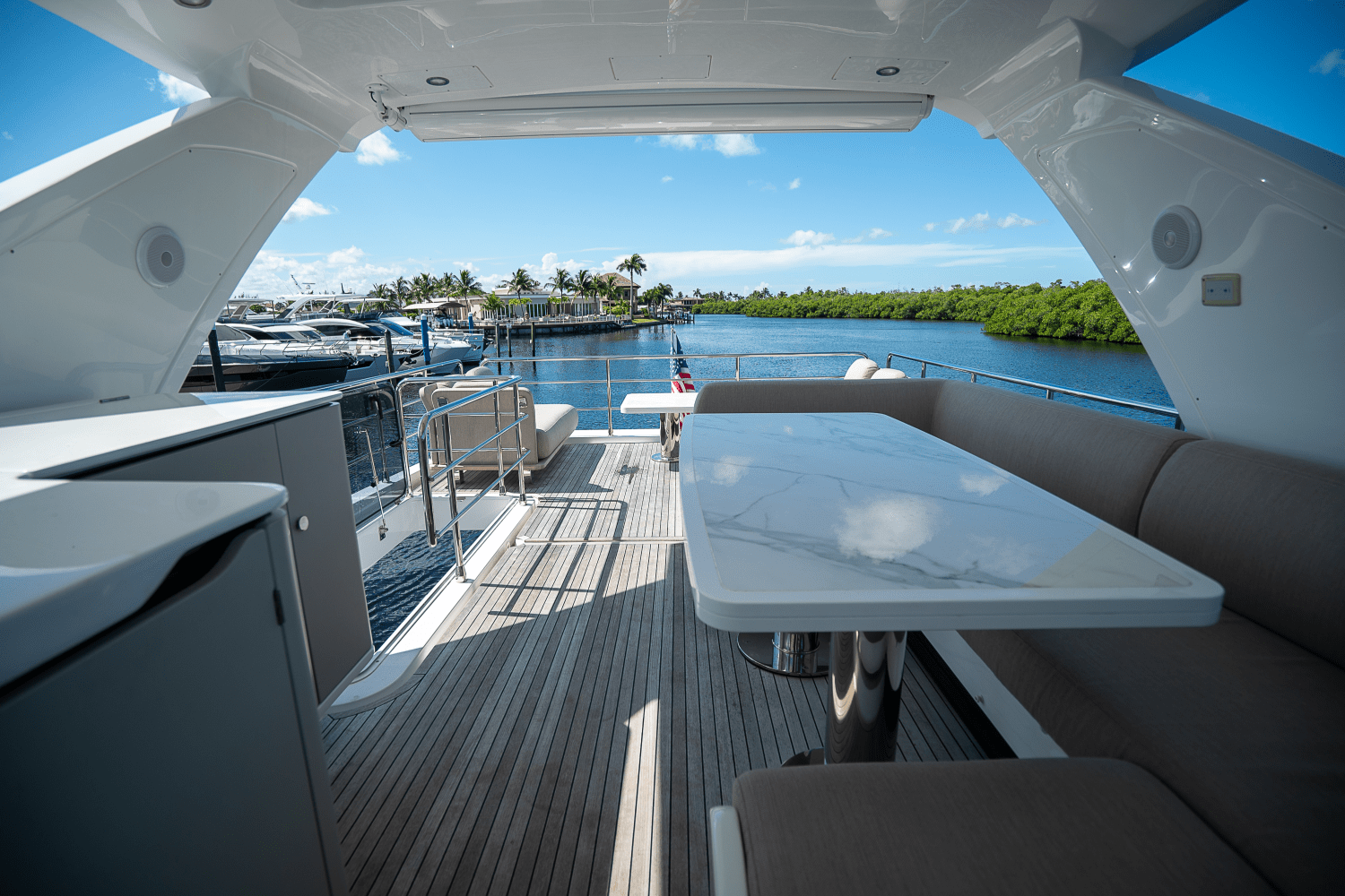 Slide: The Image of Azimut 60 FLY 2023 - 56