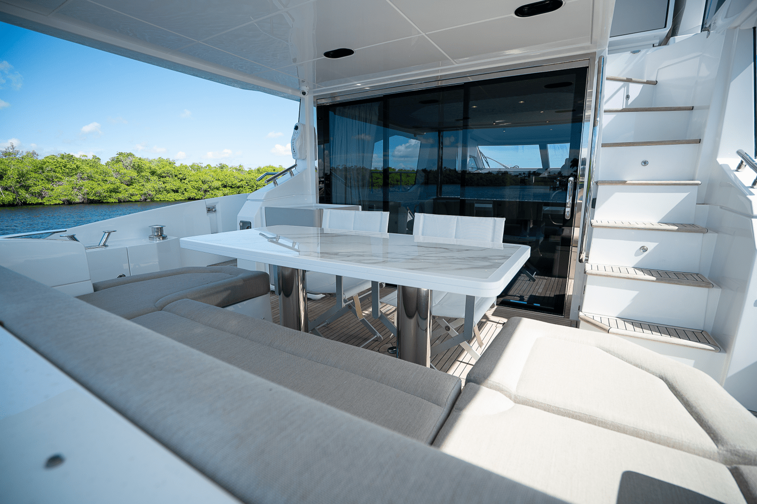 Slide: The Image of Azimut 60 FLY 2023 - 6