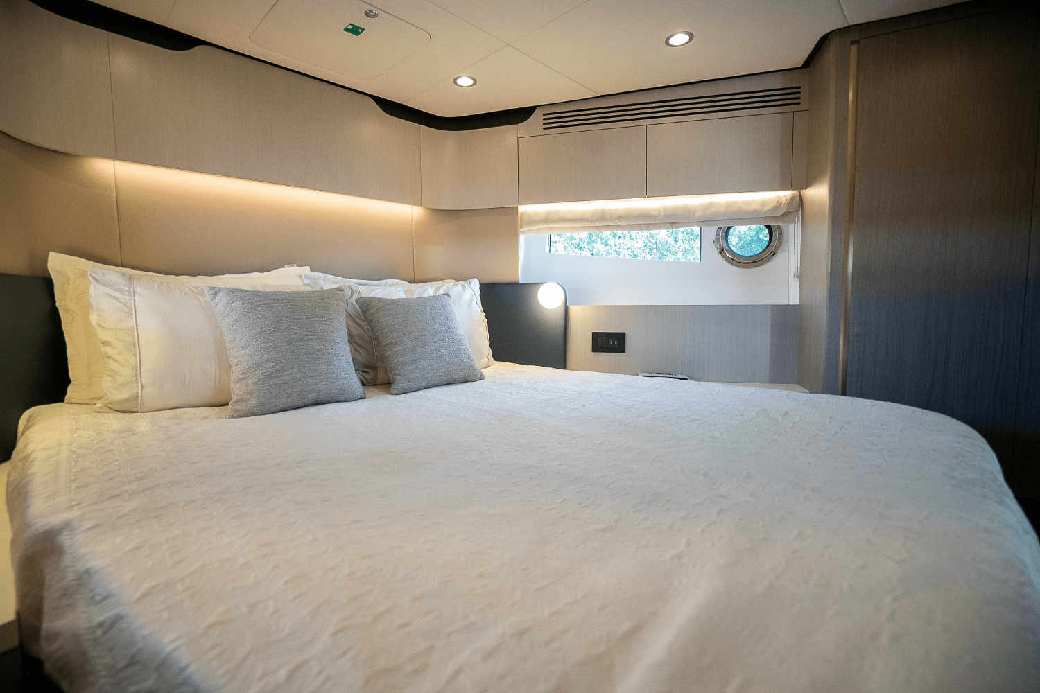 Slide: The Image of Azimut 60 FLY 2023 - 60