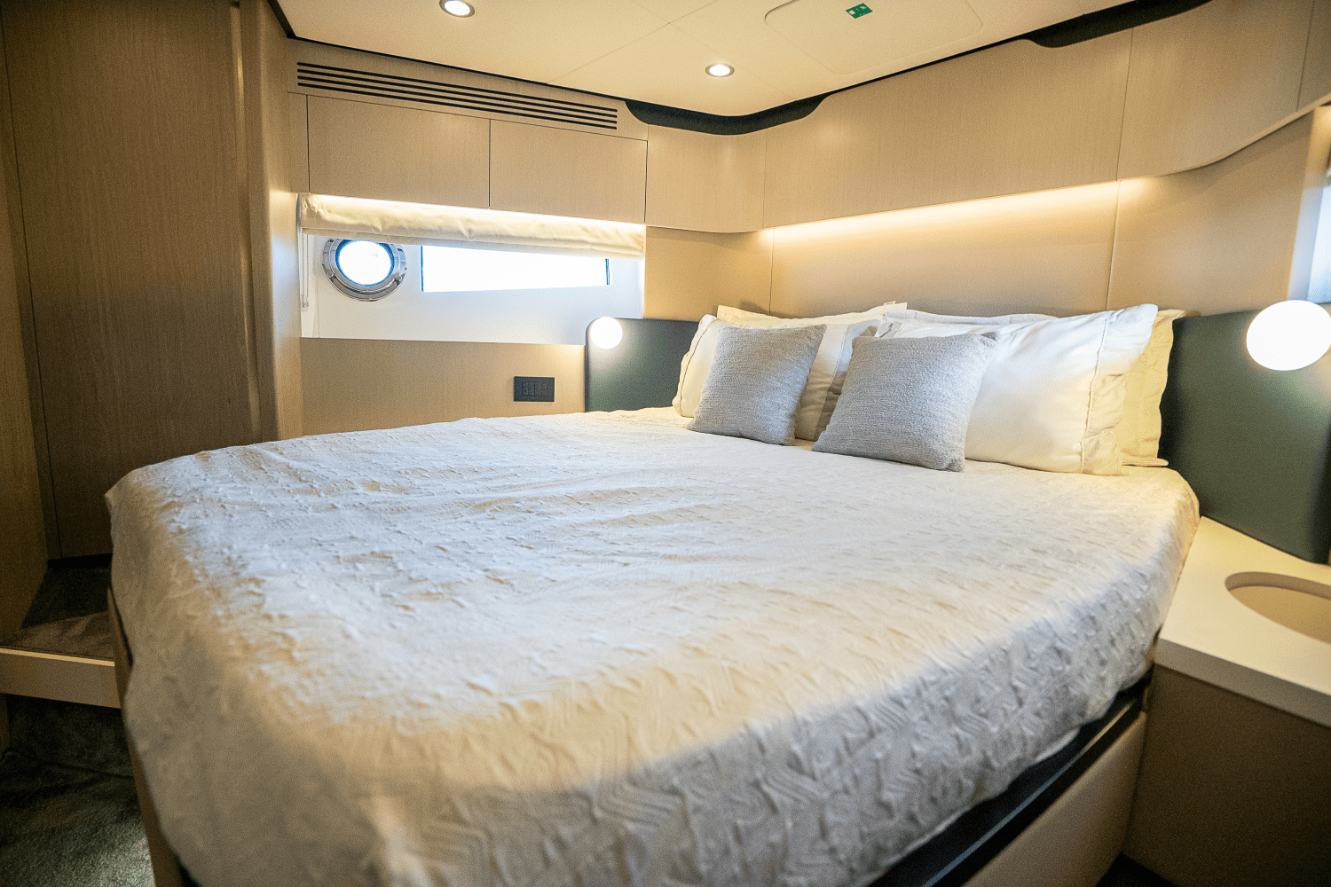 Slide: The Image of Azimut 60 FLY 2023 - 61