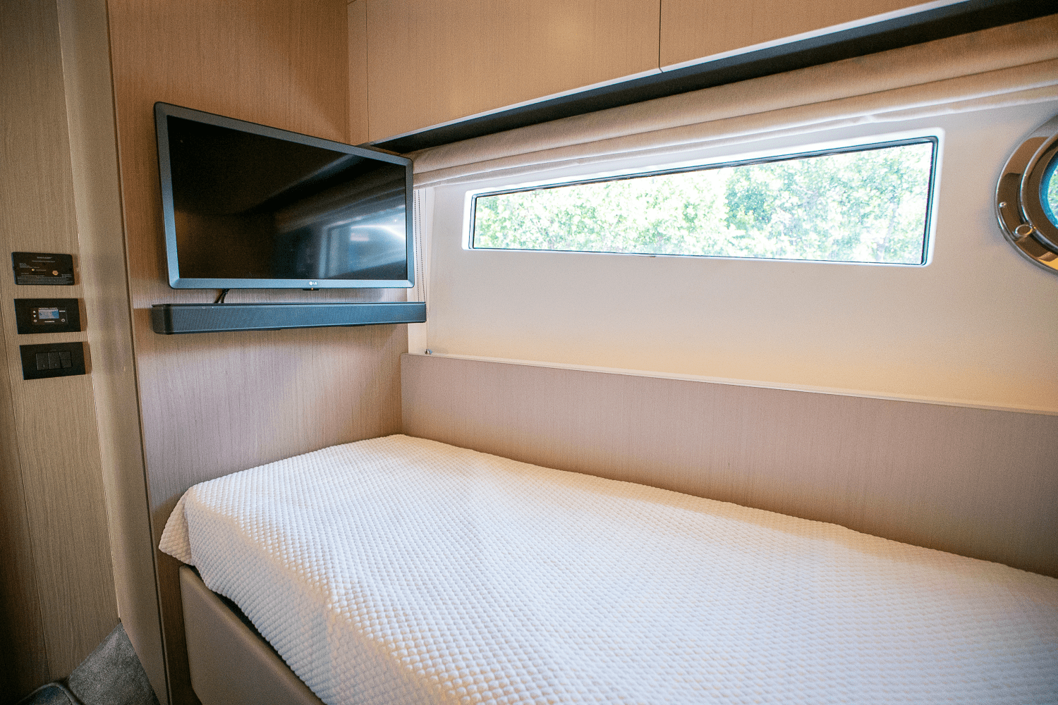 Slide: The Image of Azimut 60 FLY 2023 - 68