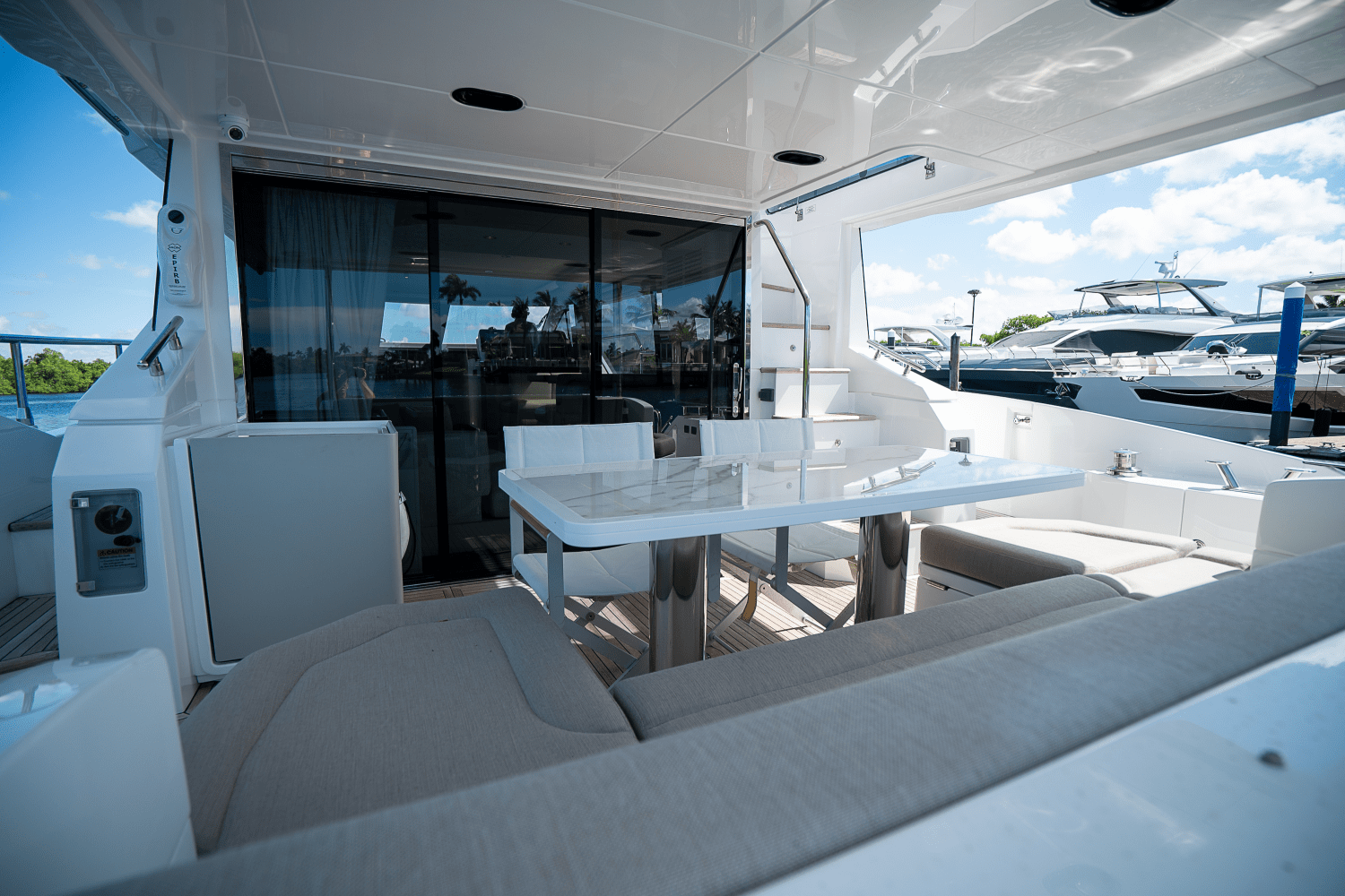 Slide: The Image of Azimut 60 FLY 2023 - 7