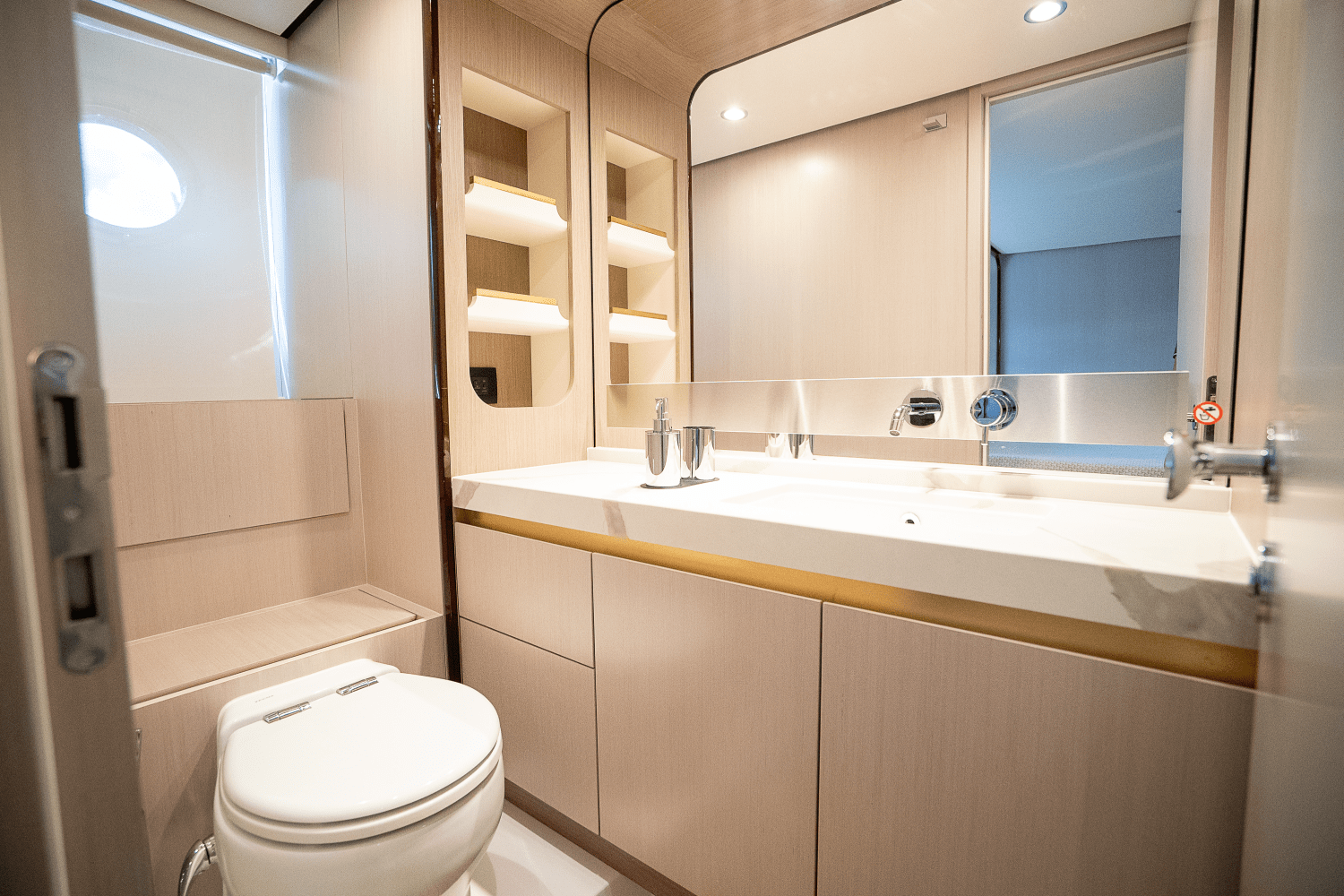 Slide: The Image of Azimut 60 FLY 2023 - 76