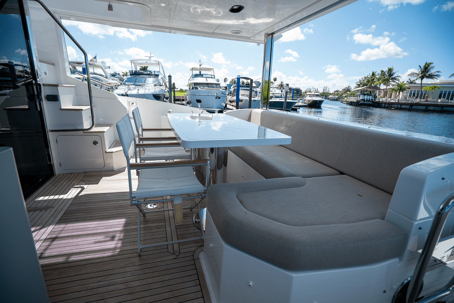 Slide: The Image of Azimut 60 FLY 2023 - 8