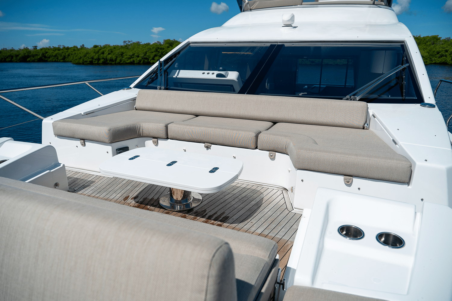 Slide: The Image of Azimut 60 FLY 2023 - 95