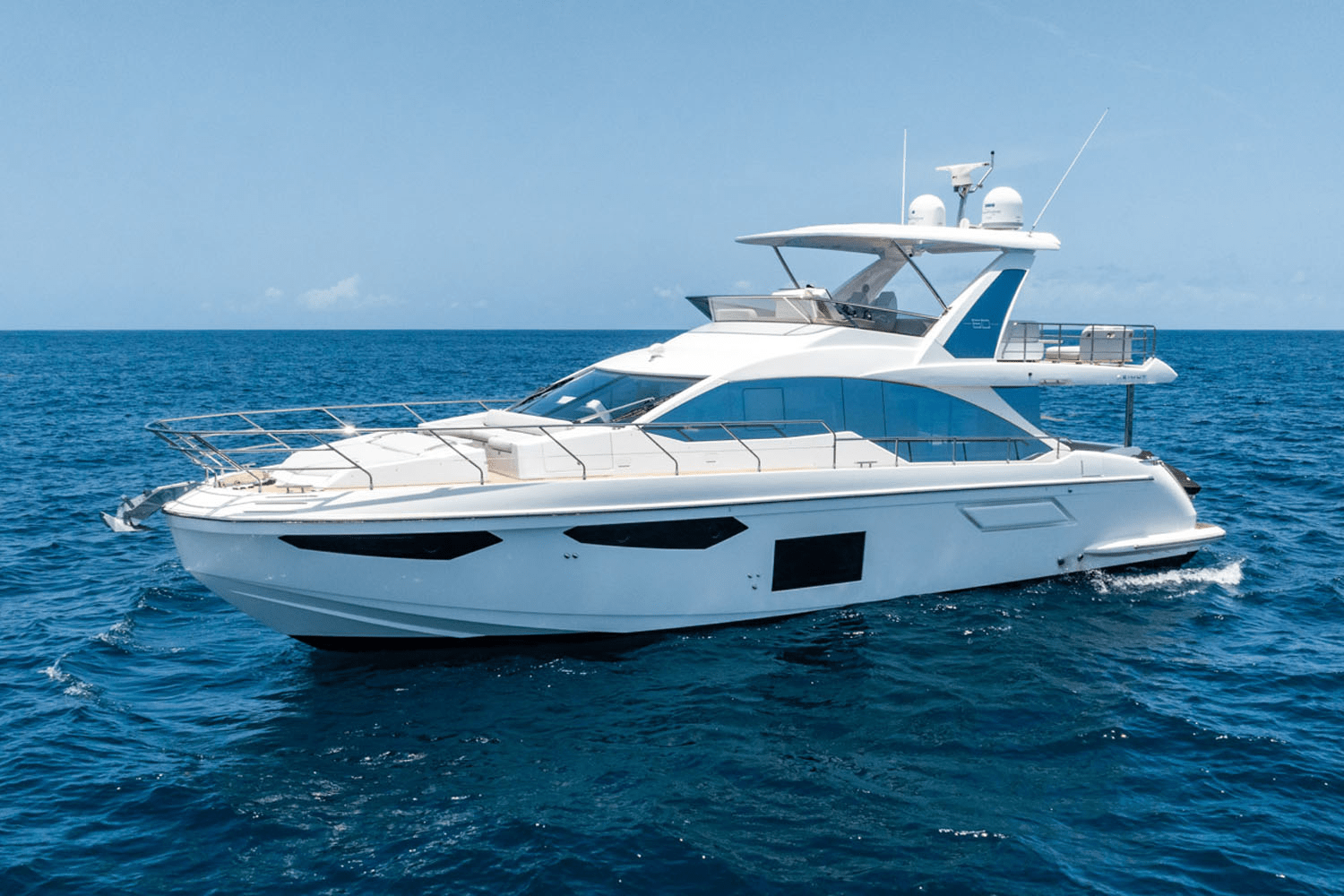 Slide: The Image of Azimut 60 FLY 2024 - 0