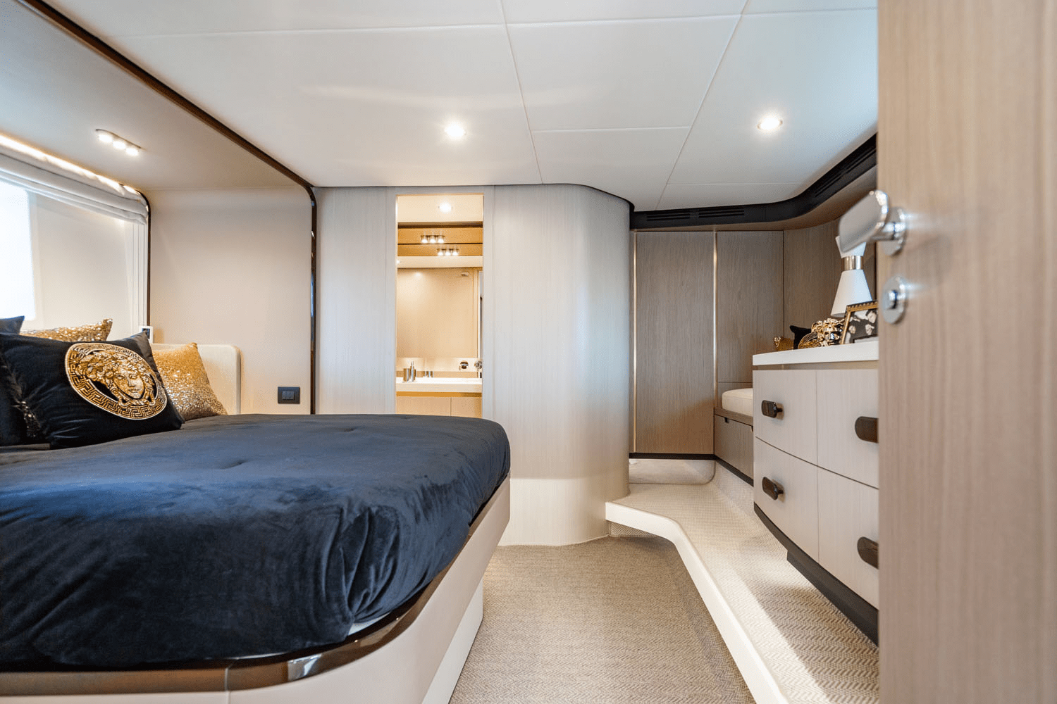 Slide: The Image of Azimut 60 FLY 2024 - 22