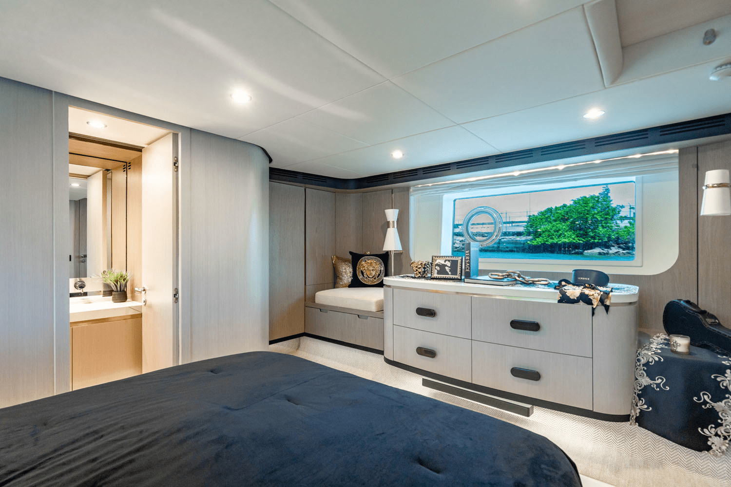 Slide: The Image of Azimut 60 FLY 2024 - 24